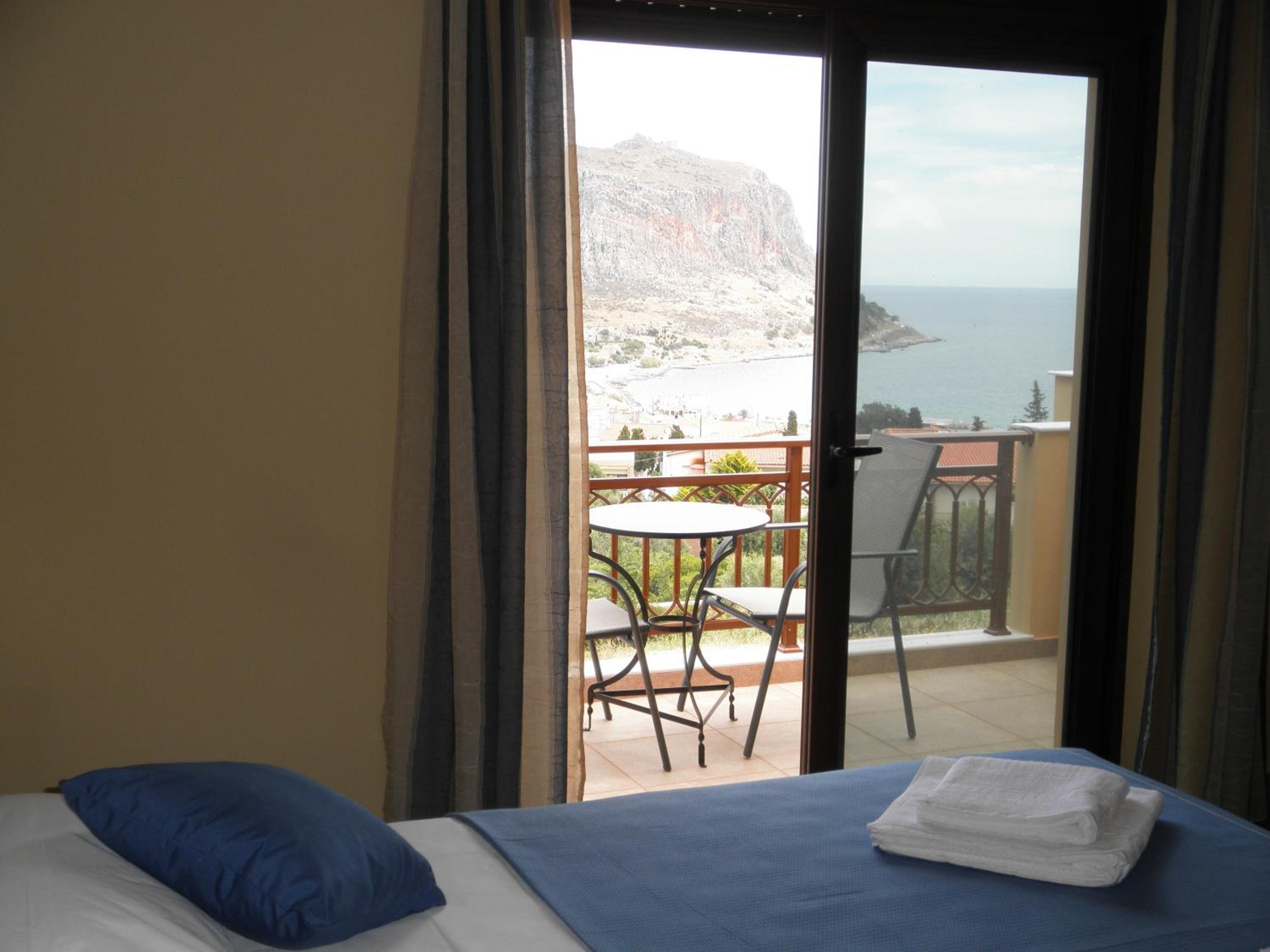 Double Room with Sea View - Photo 9