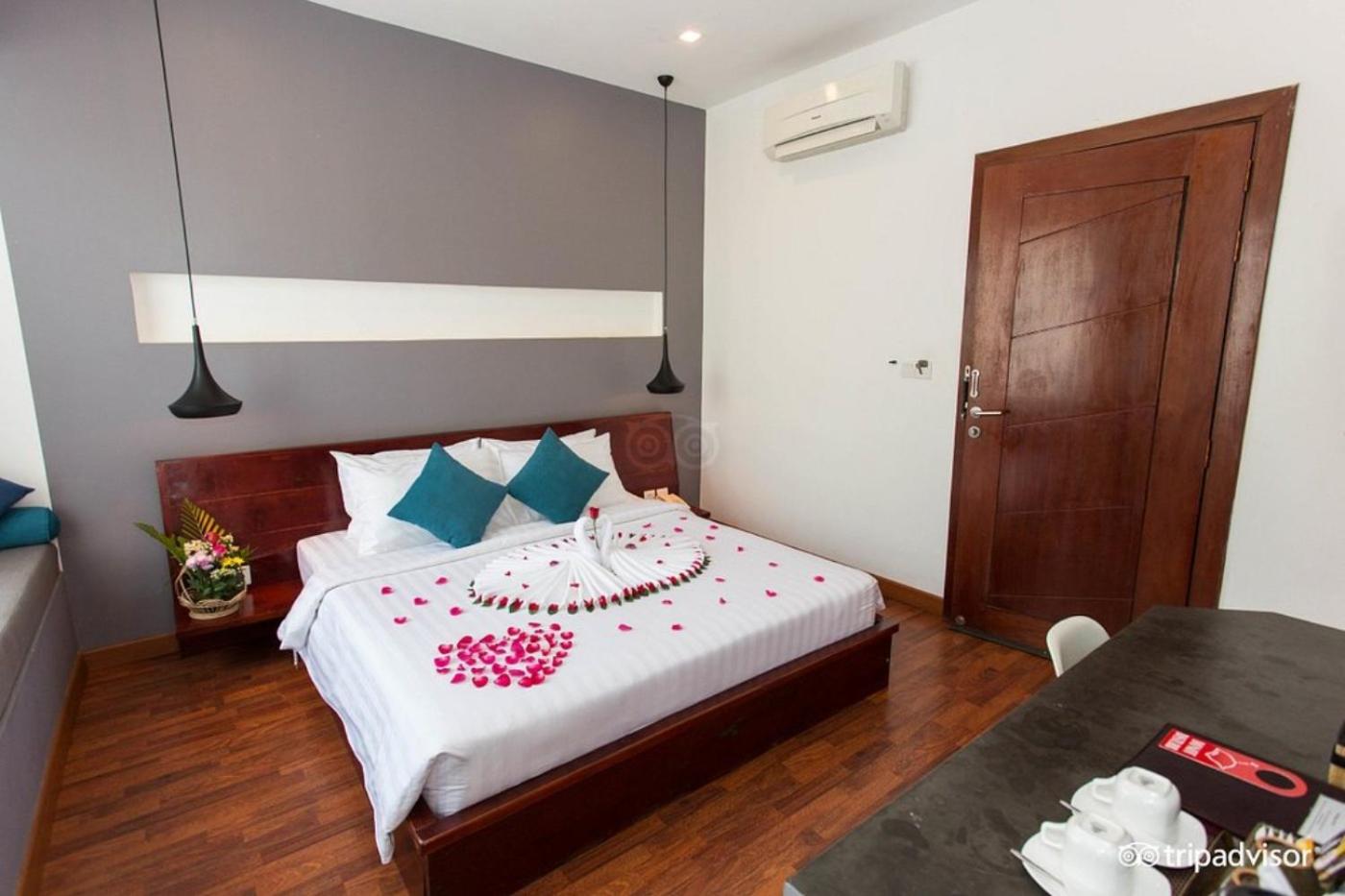 Double Room with Pool View - Photo 18