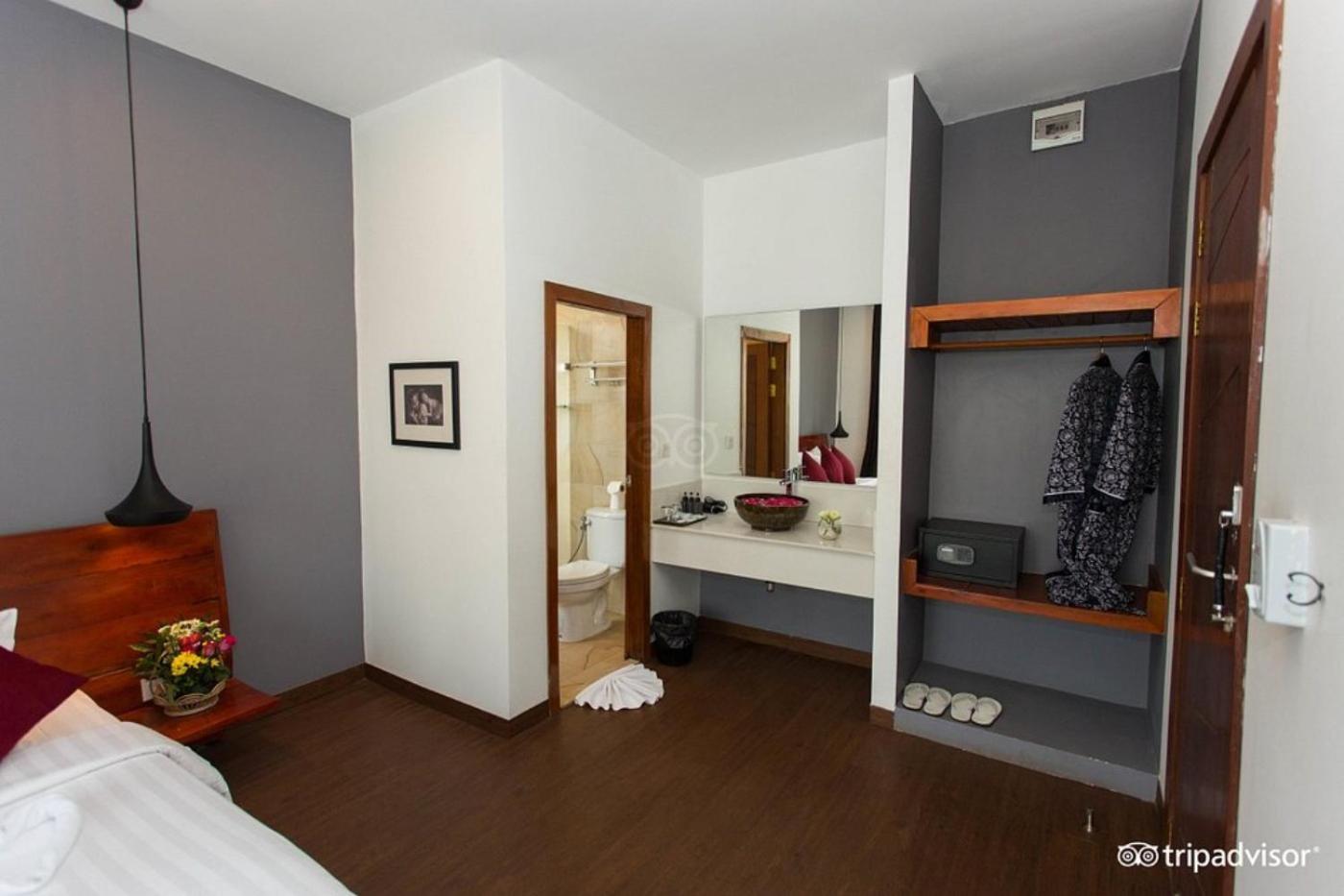 Deluxe Double Room with Balcony - Photo 3