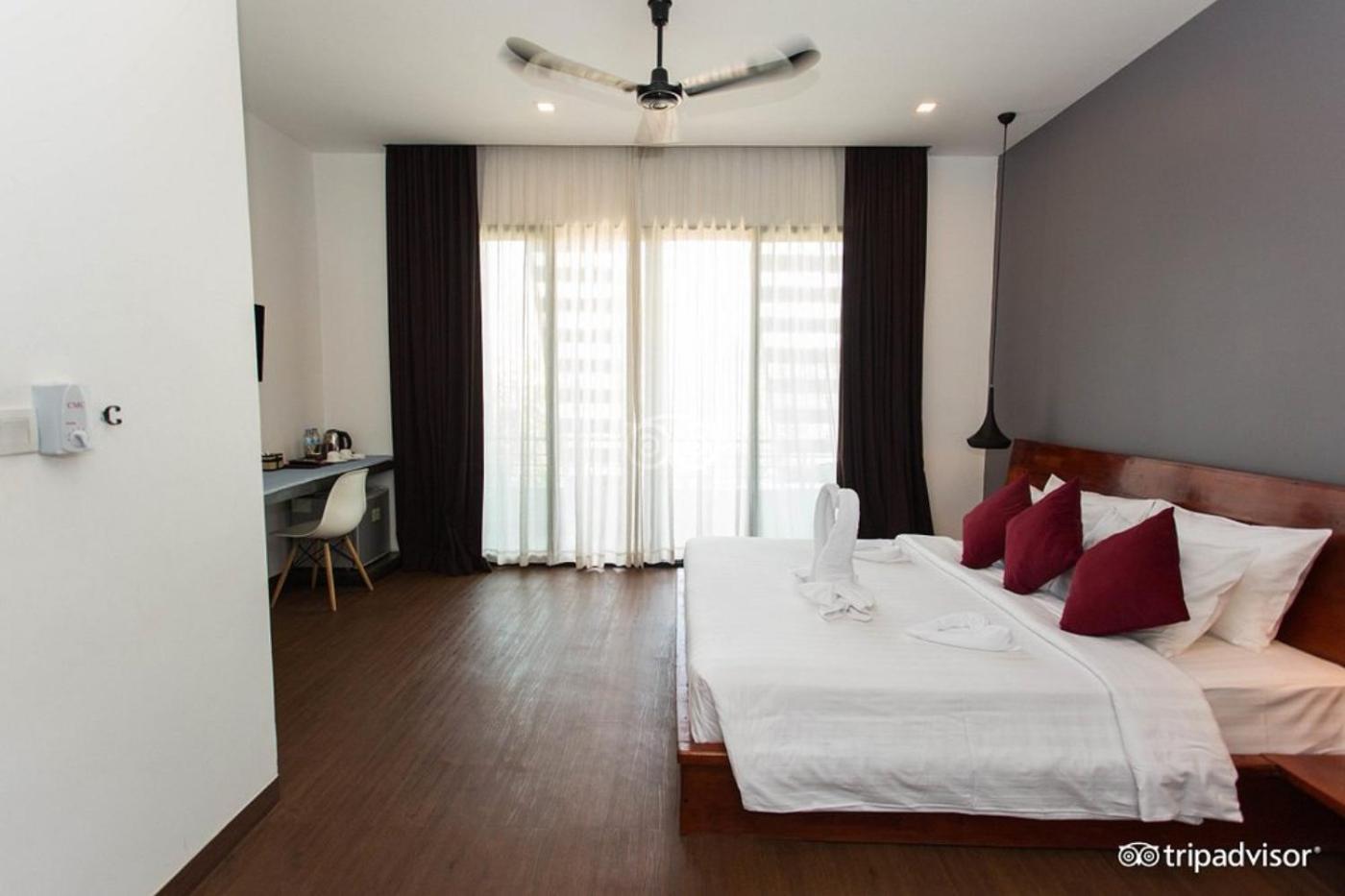 Deluxe Double Room with Balcony - Photo 4