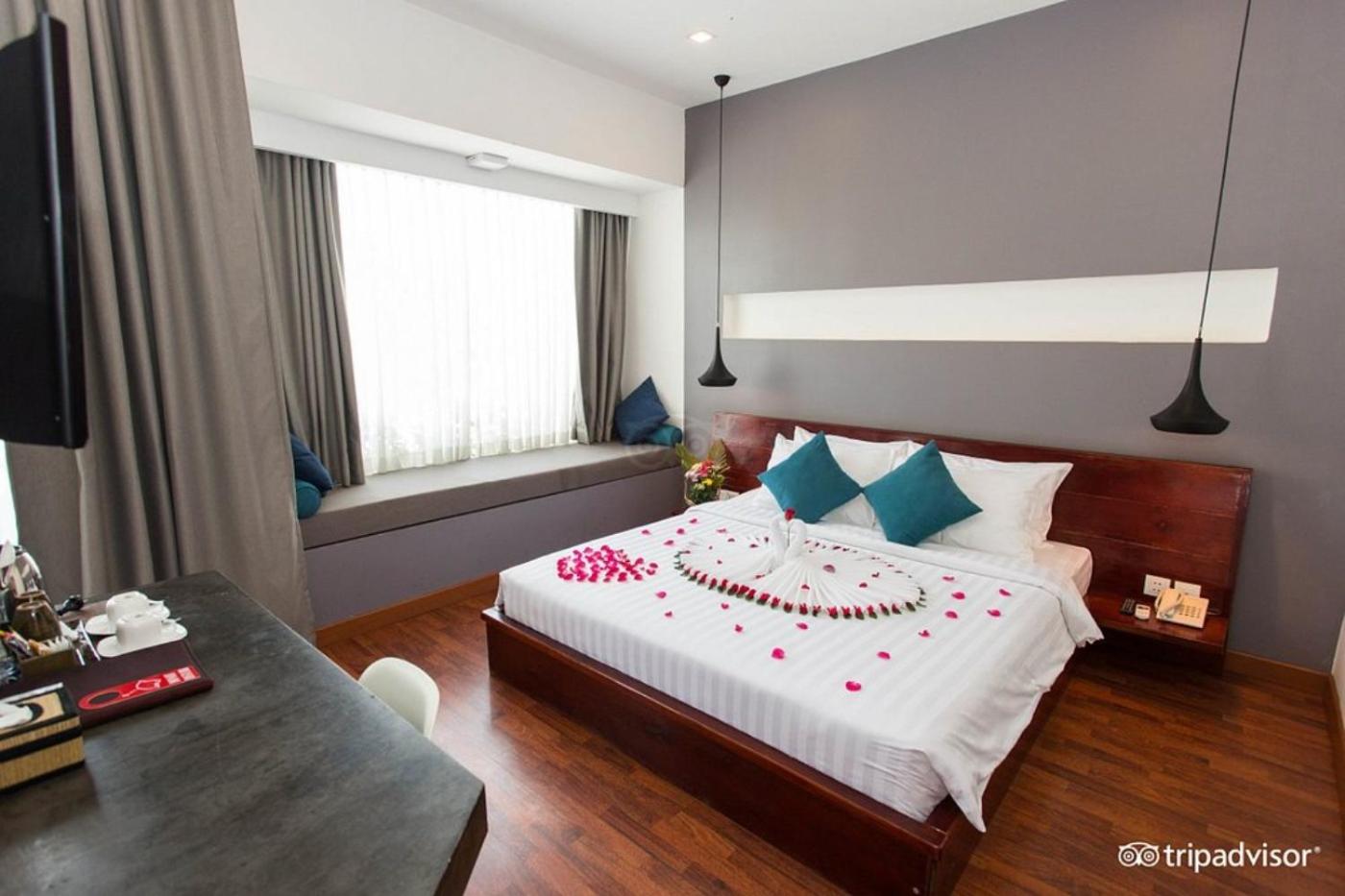 Double Room with Pool View - Photo 21