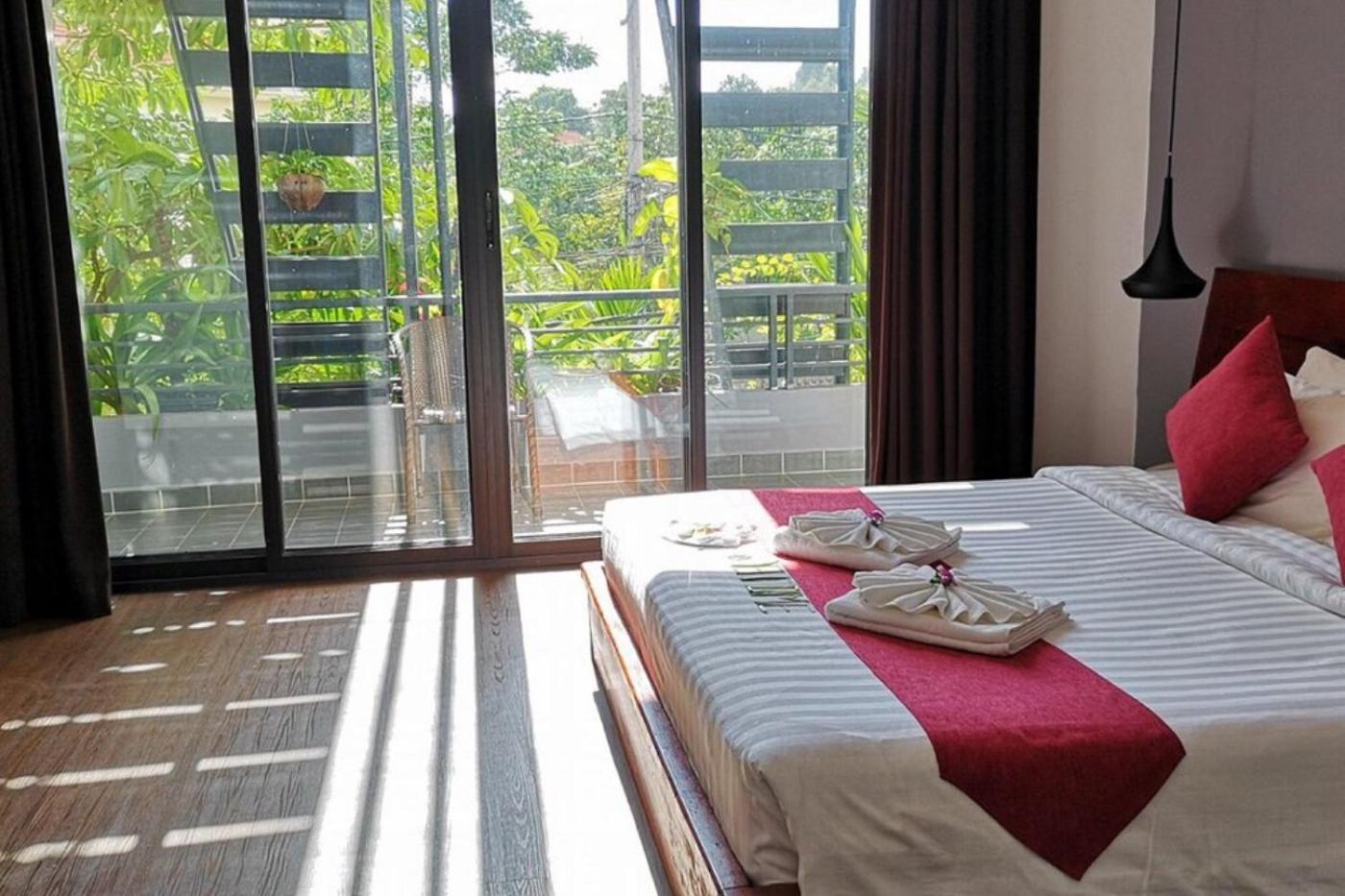 Deluxe Double Room with Balcony - Photo 8