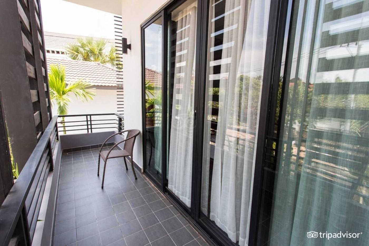 Deluxe Double Room with Balcony - Photo 9