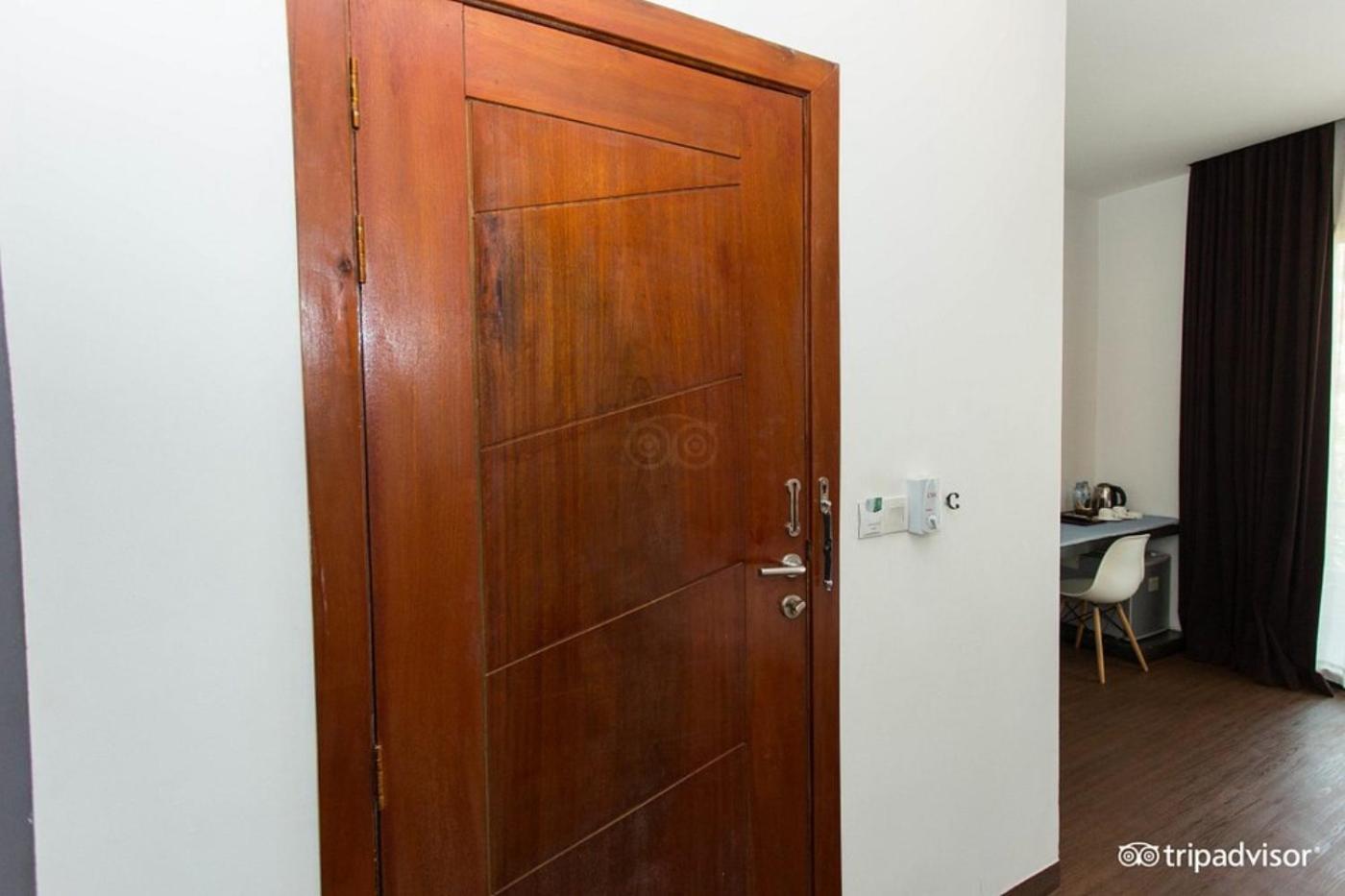 Deluxe Double Room with Balcony - Photo 10
