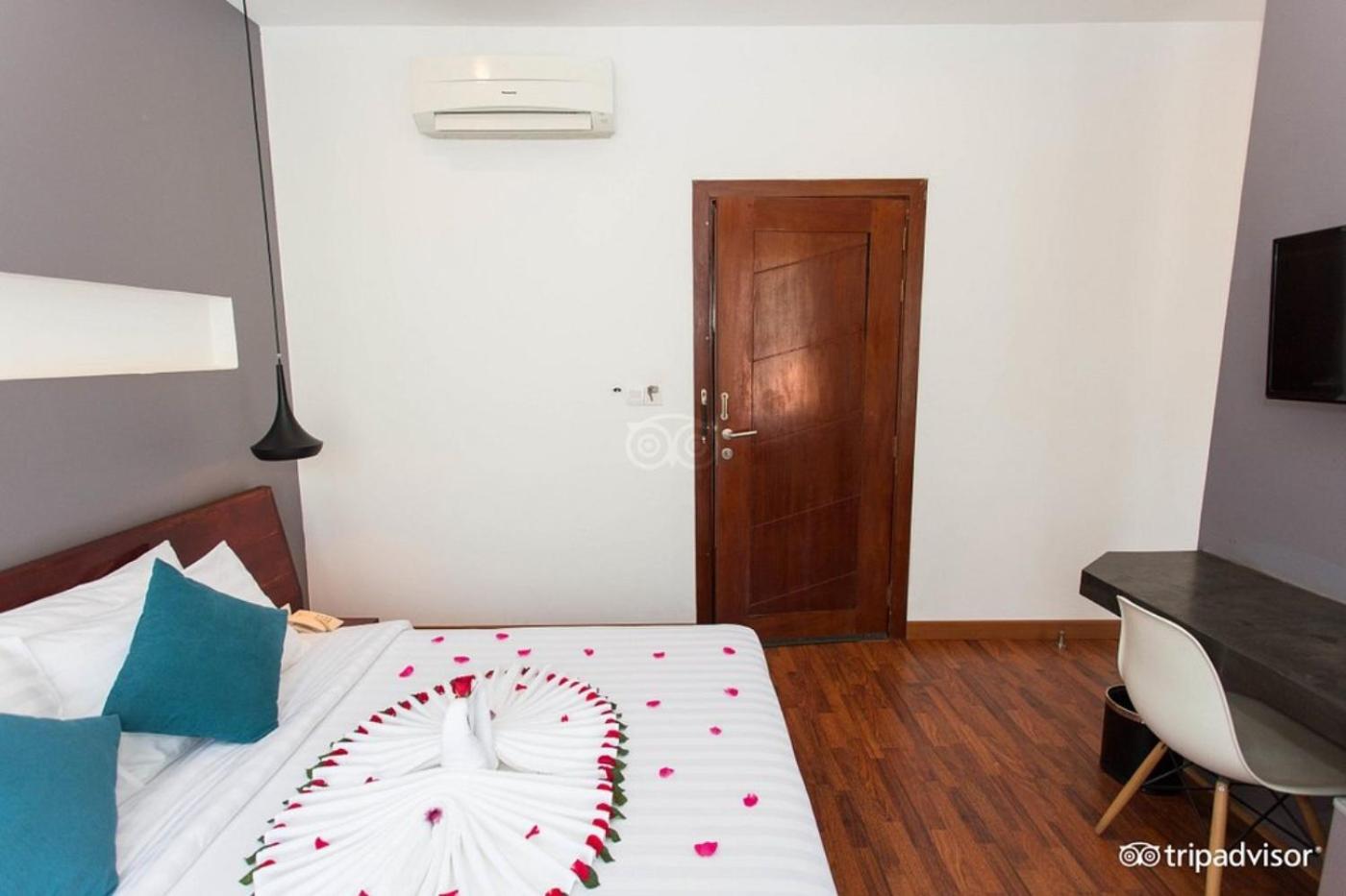 Double Room with Pool View - Photo 27