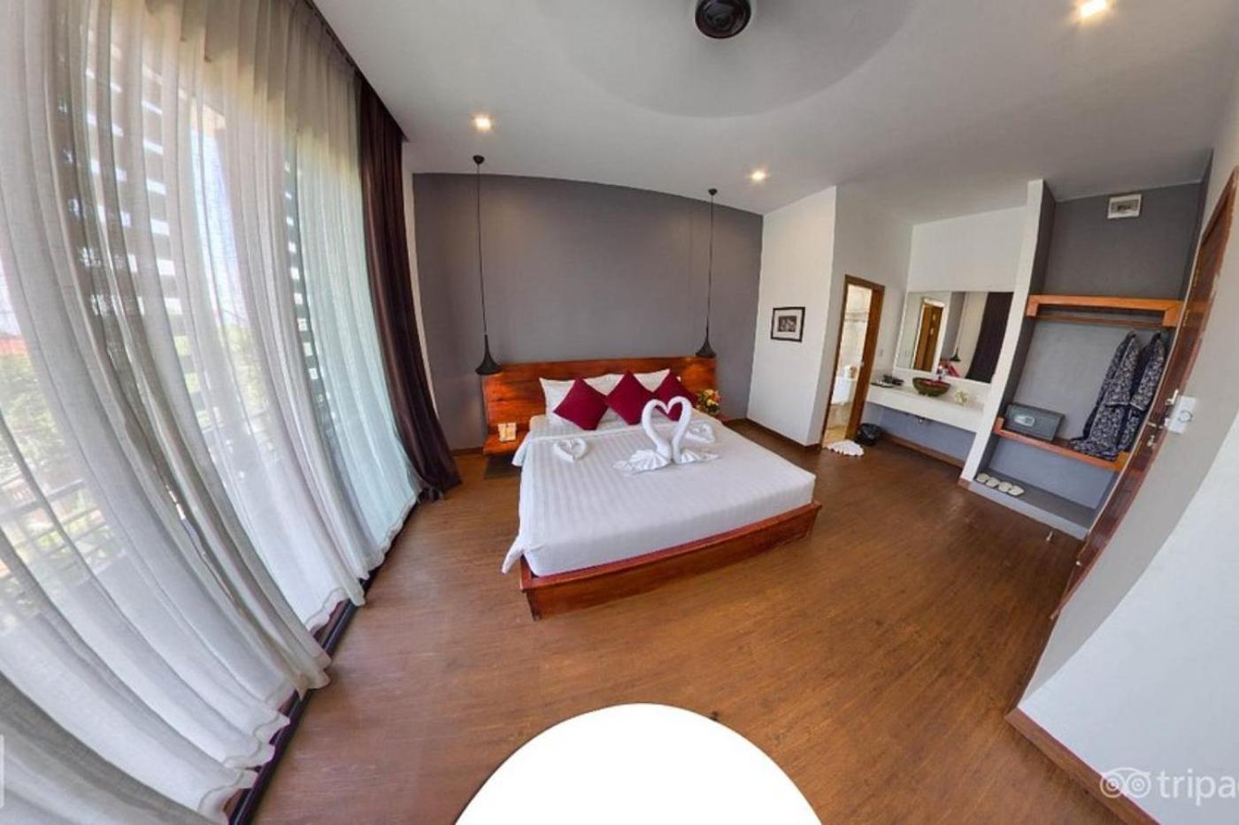 Deluxe Double Room with Balcony - Photo 12