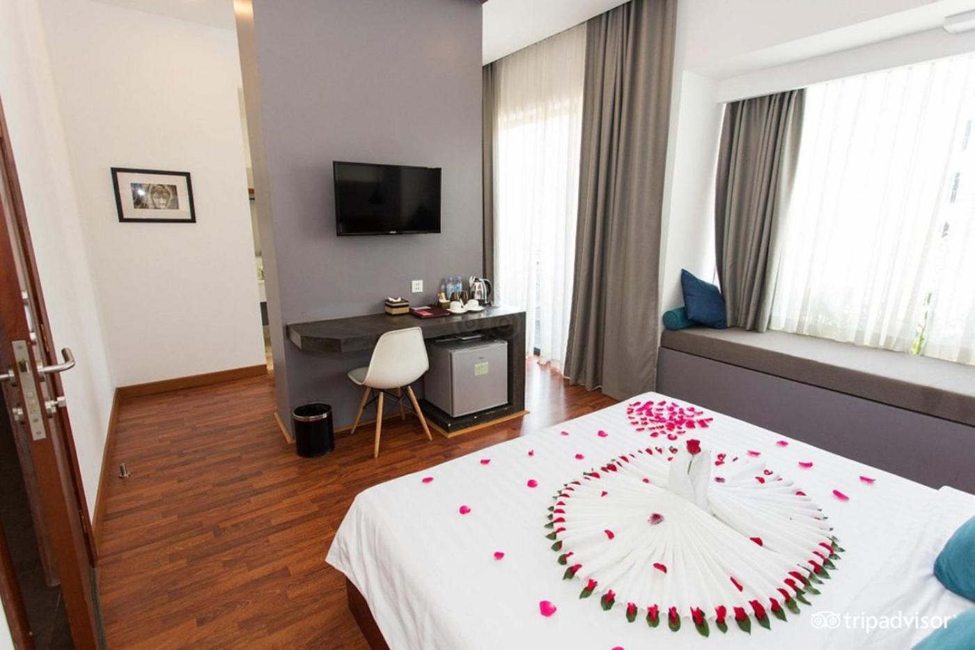 Double Room with Pool View - Photo 28