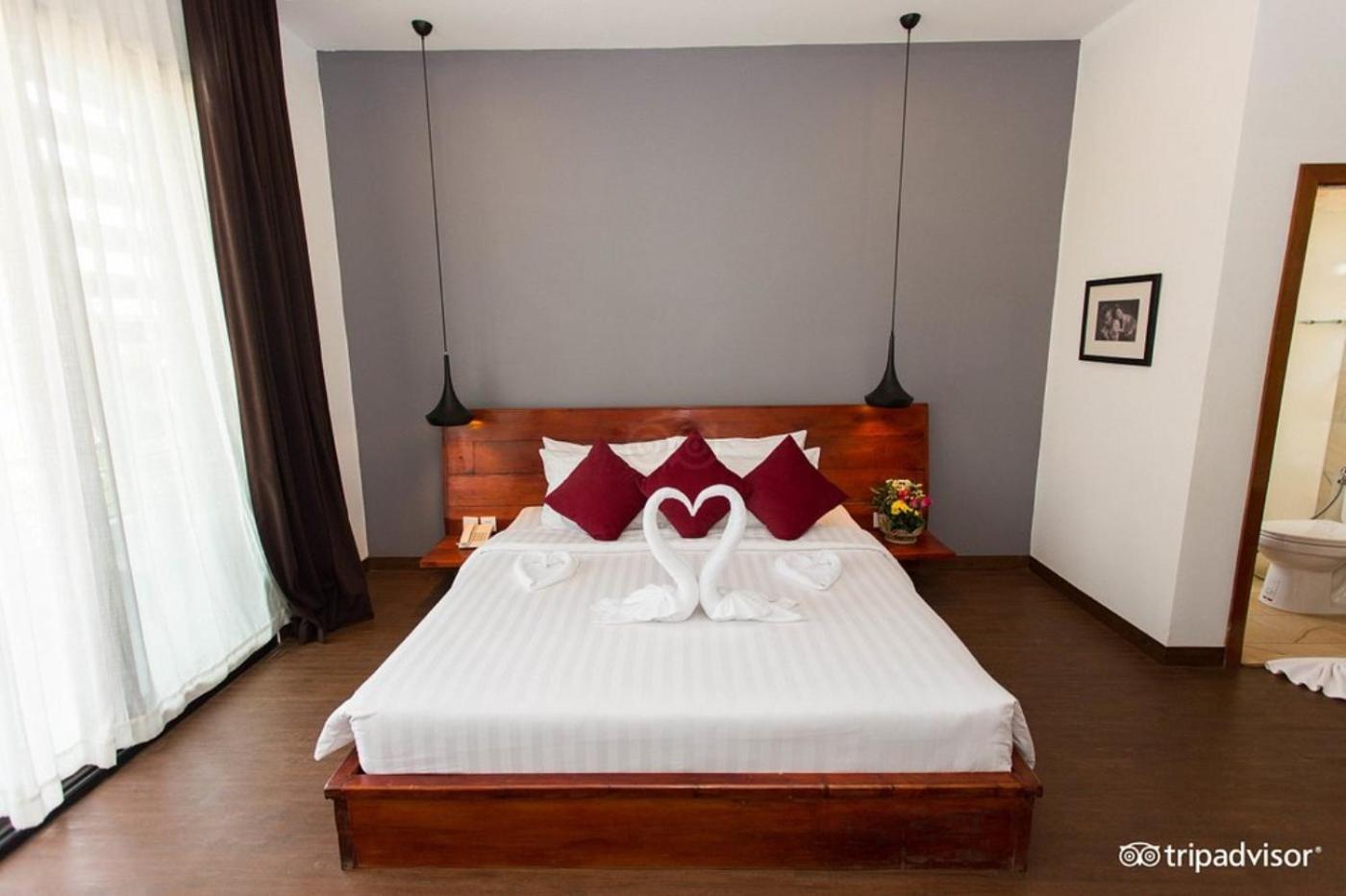 Deluxe Double Room with Balcony - Photo 13