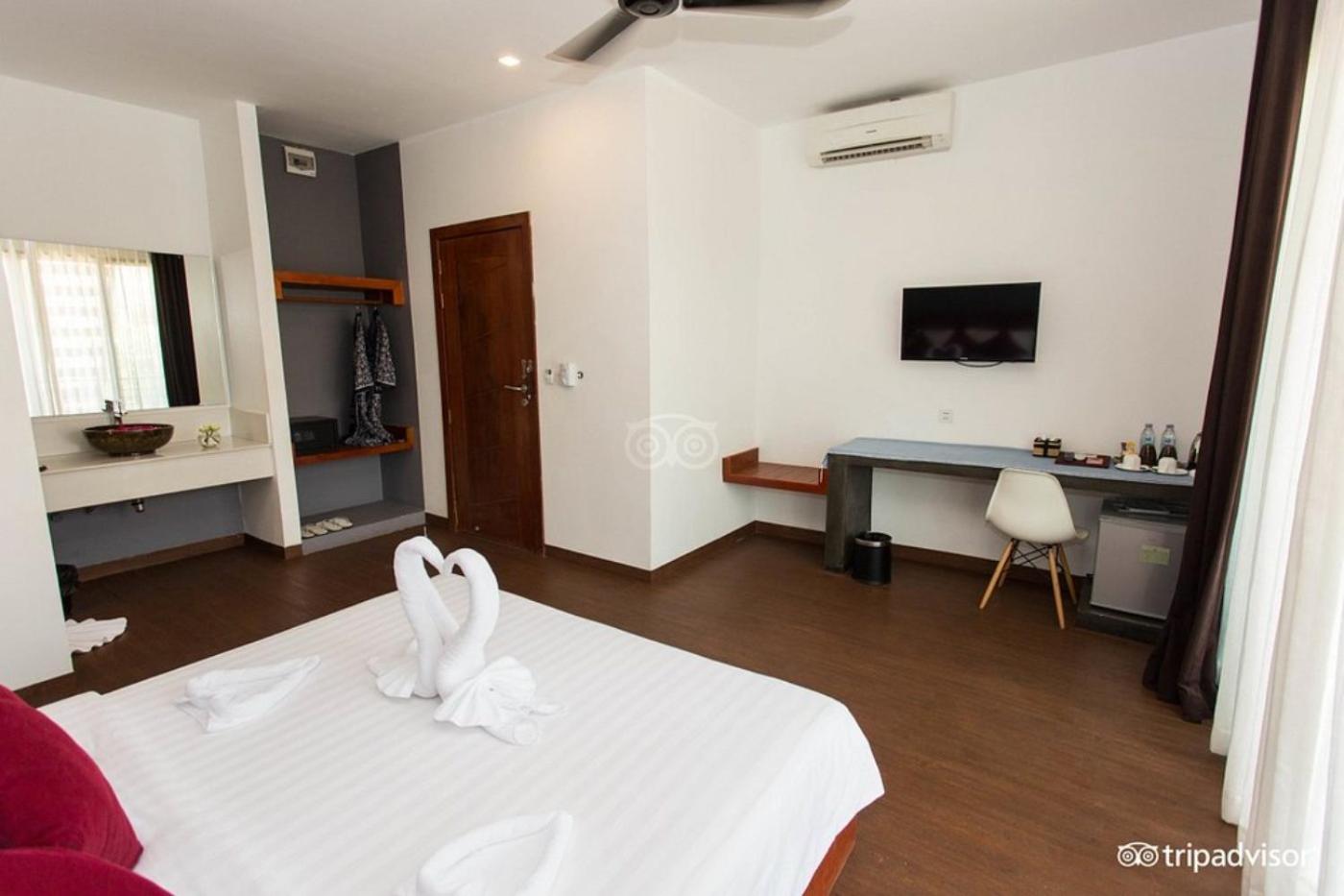 Deluxe Double Room with Balcony - Photo 14
