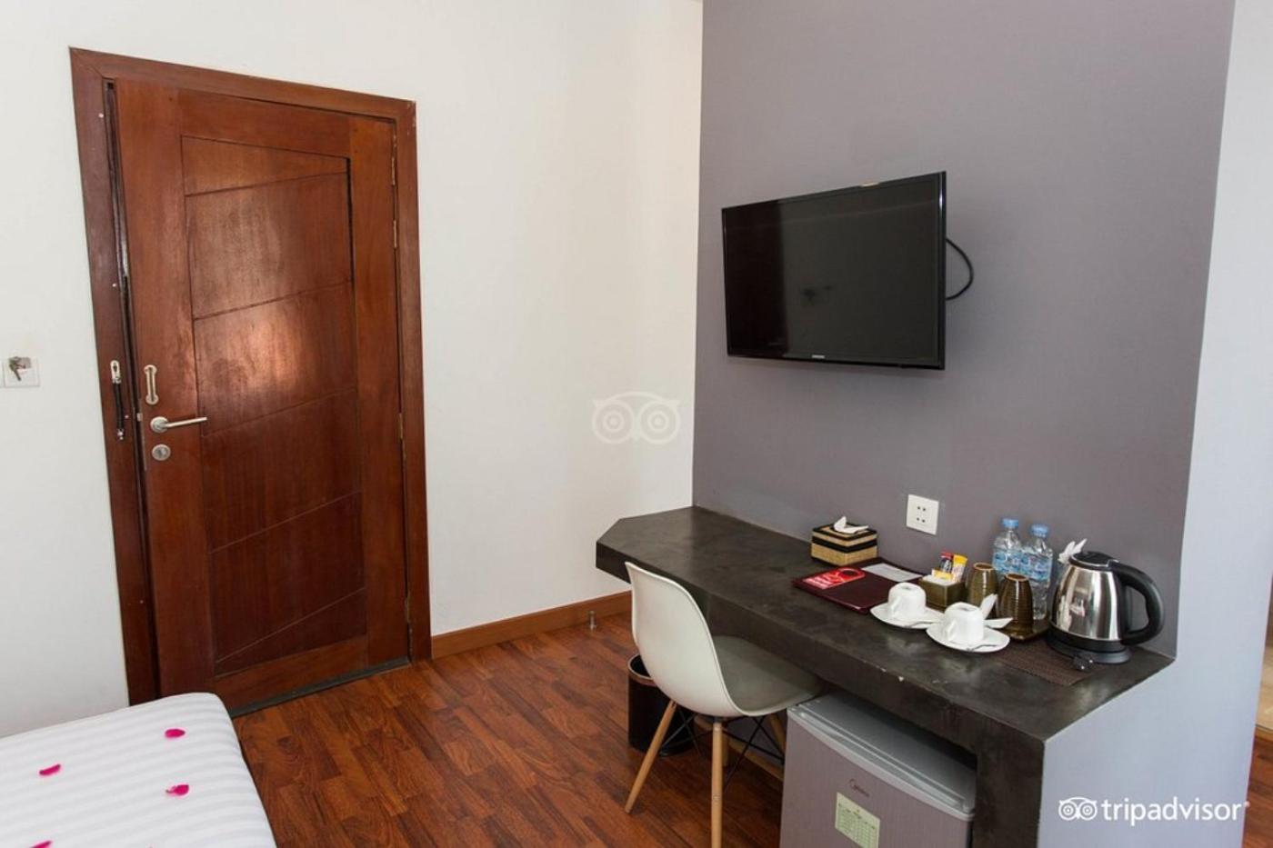 Double Room with Pool View - Photo 32