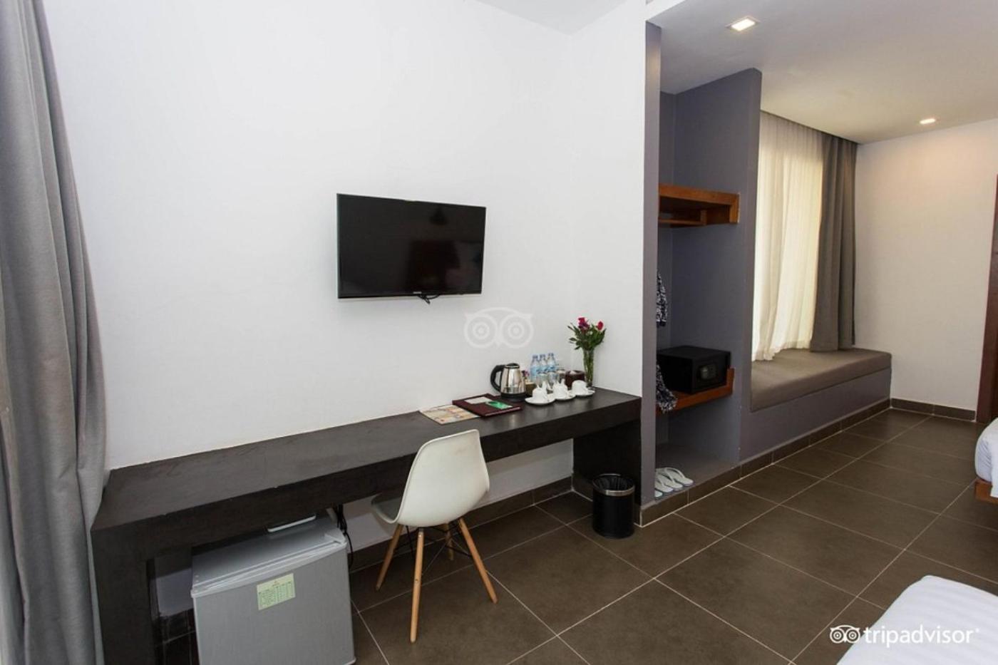Double or Twin Room with Pool View - Photo 8