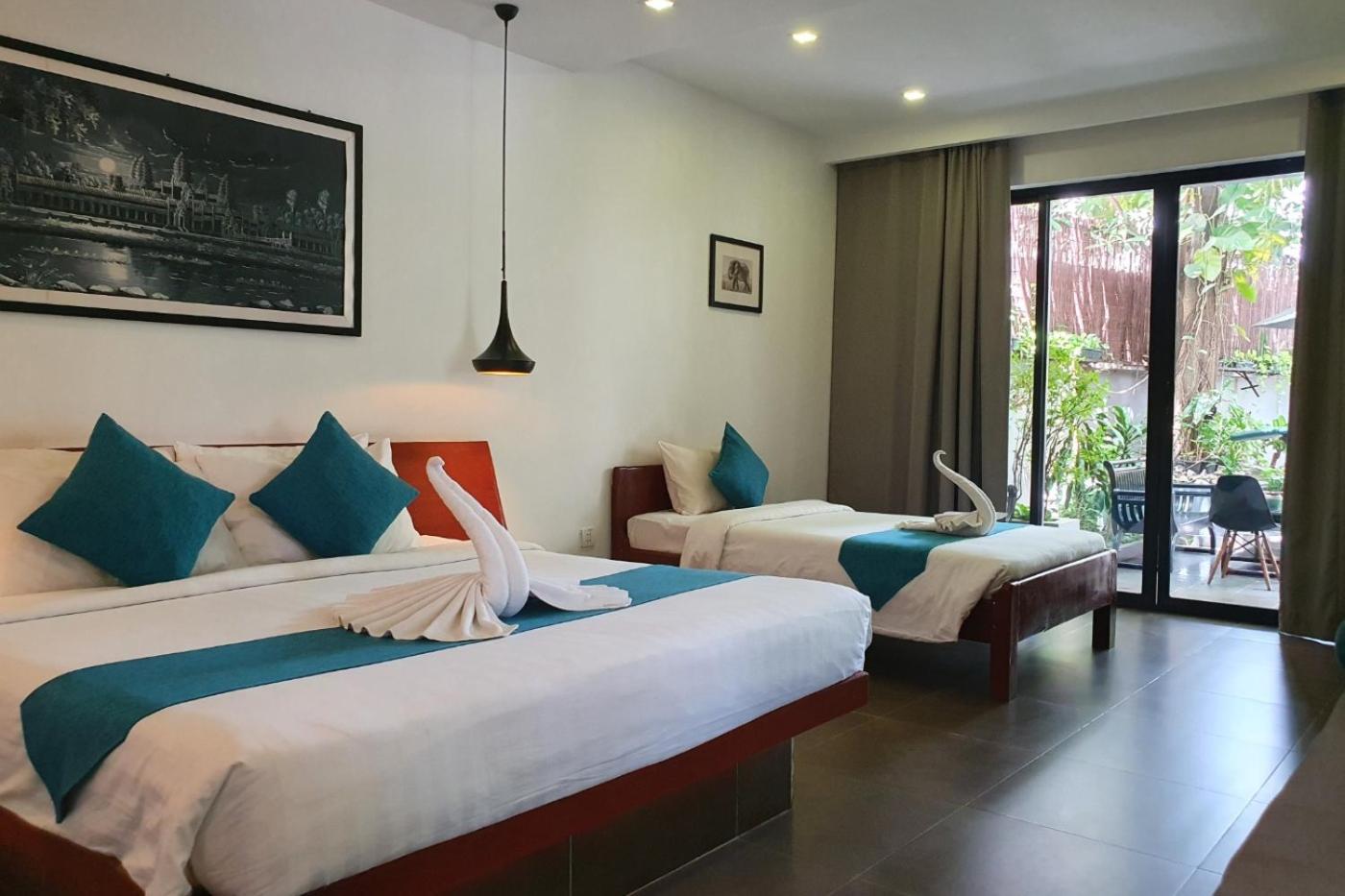 Double or Twin Room with Pool View - Photo 9