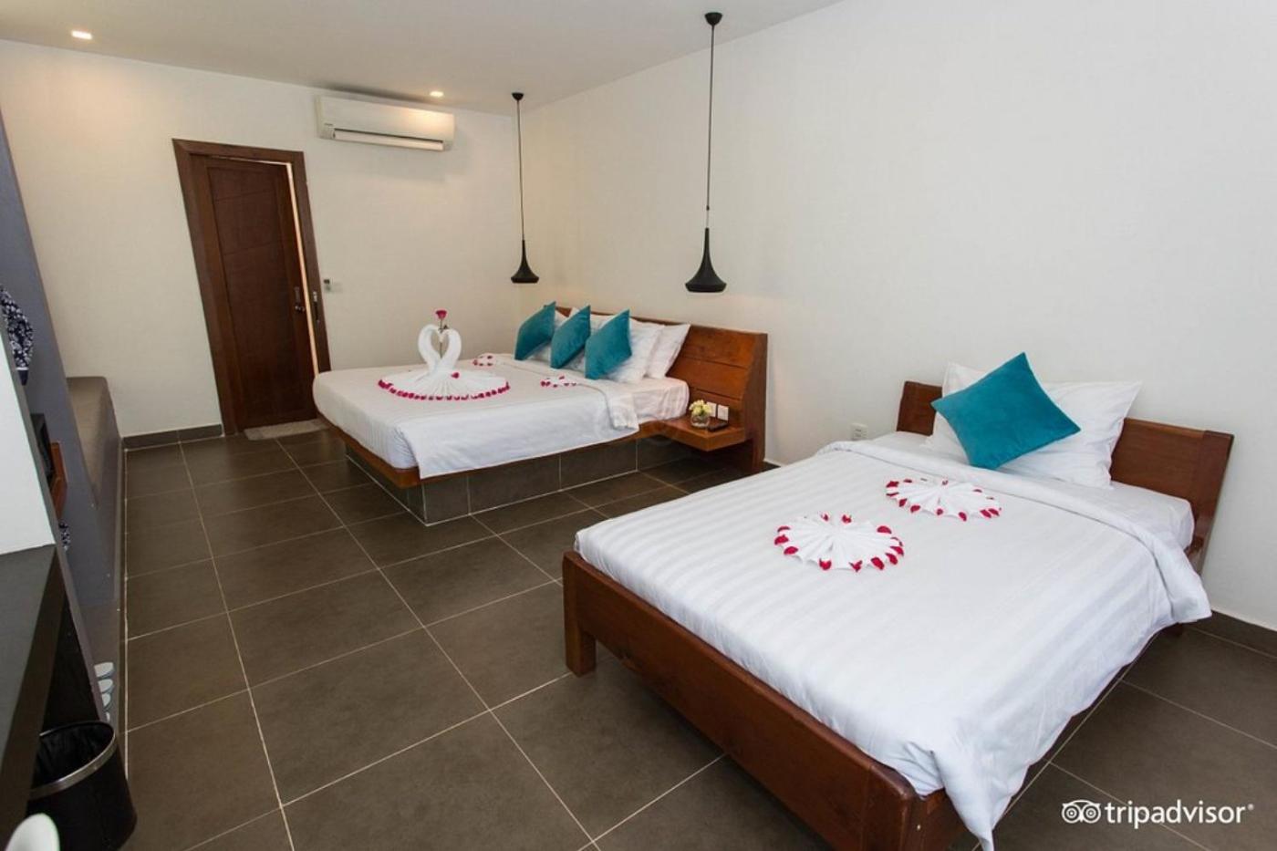 Double or Twin Room with Pool View - Photo 10