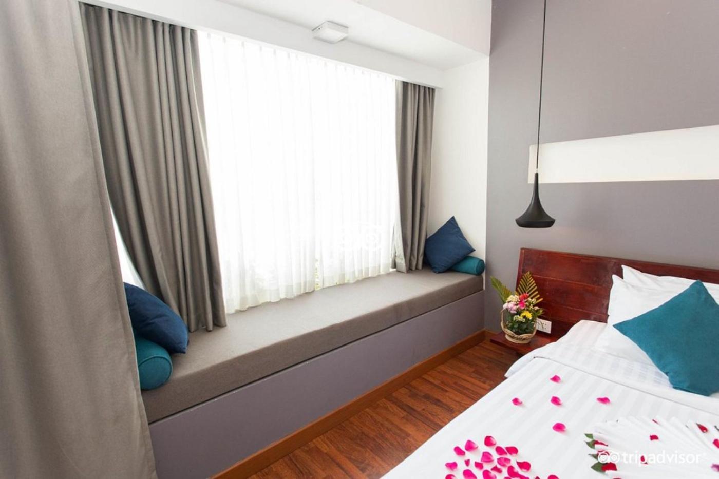 Double Room with Pool View - Photo 33