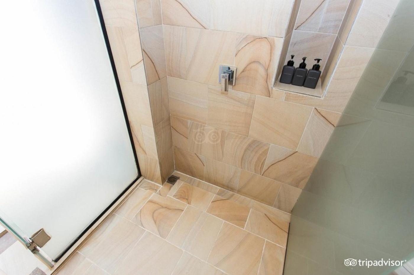 Double or Twin Room with Pool View - Photo 12