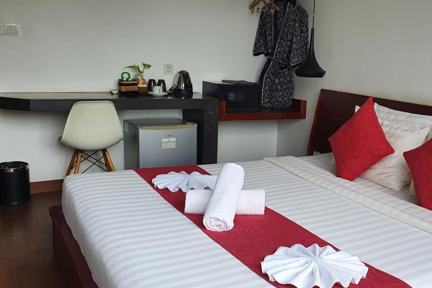 Double Room with Balcony - Photo 10