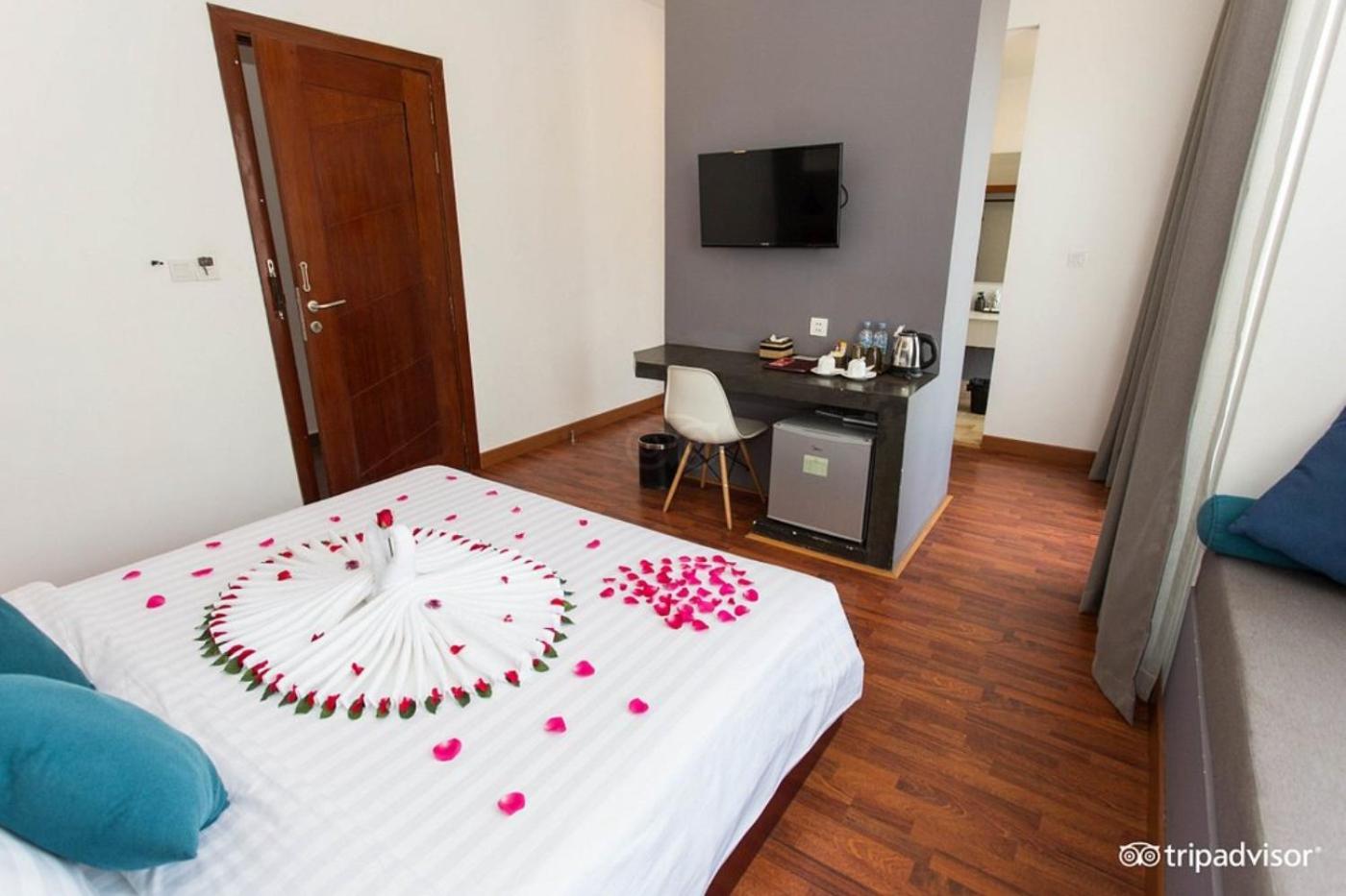 Double Room with Pool View - Photo 3