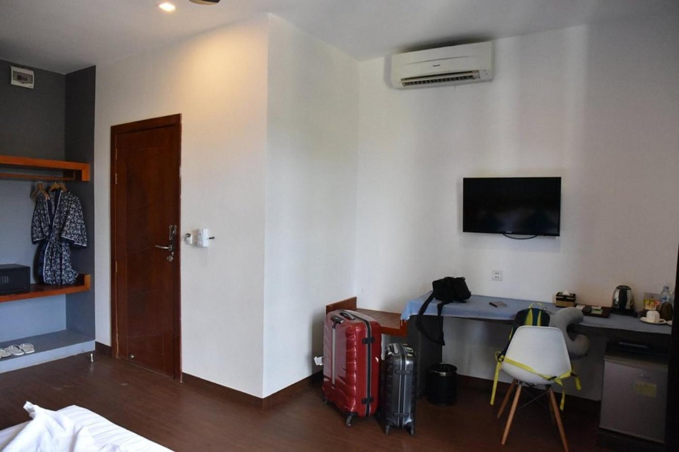 Deluxe Double Room with Balcony - Photo 22