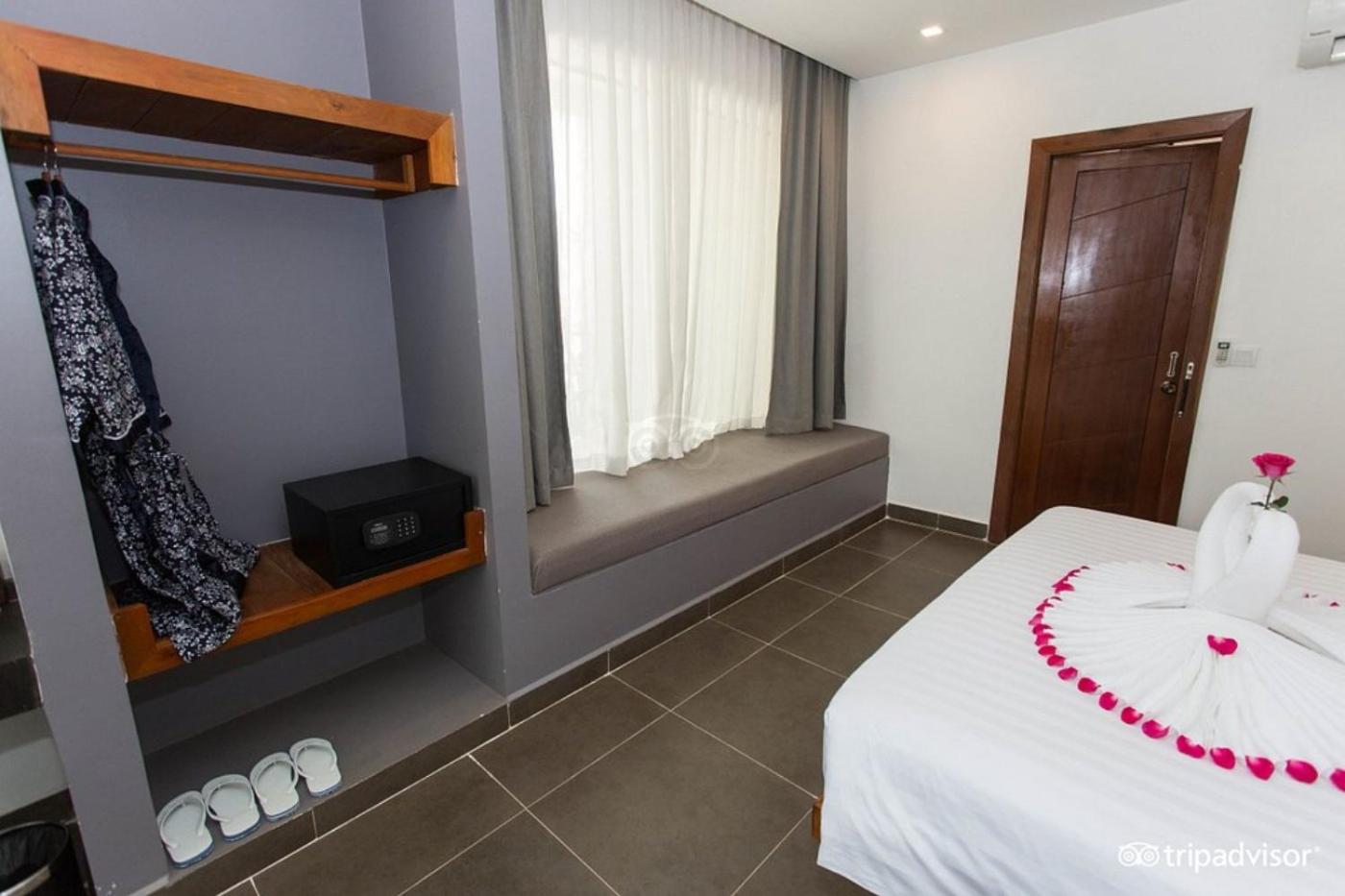 Double or Twin Room with Pool View - Photo 15
