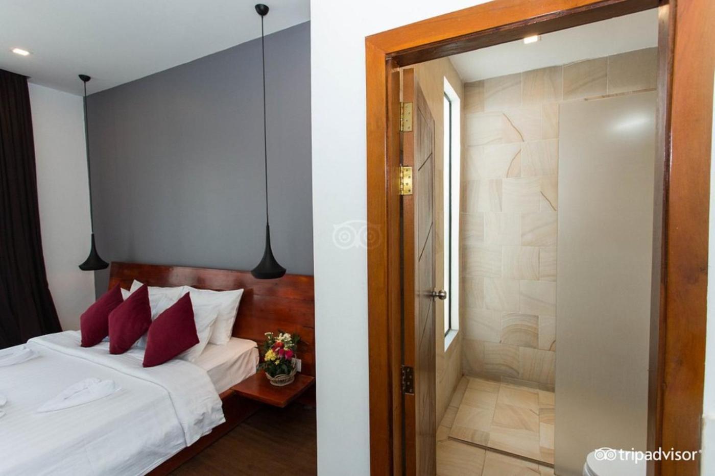 Deluxe Double Room with Balcony - Photo 23