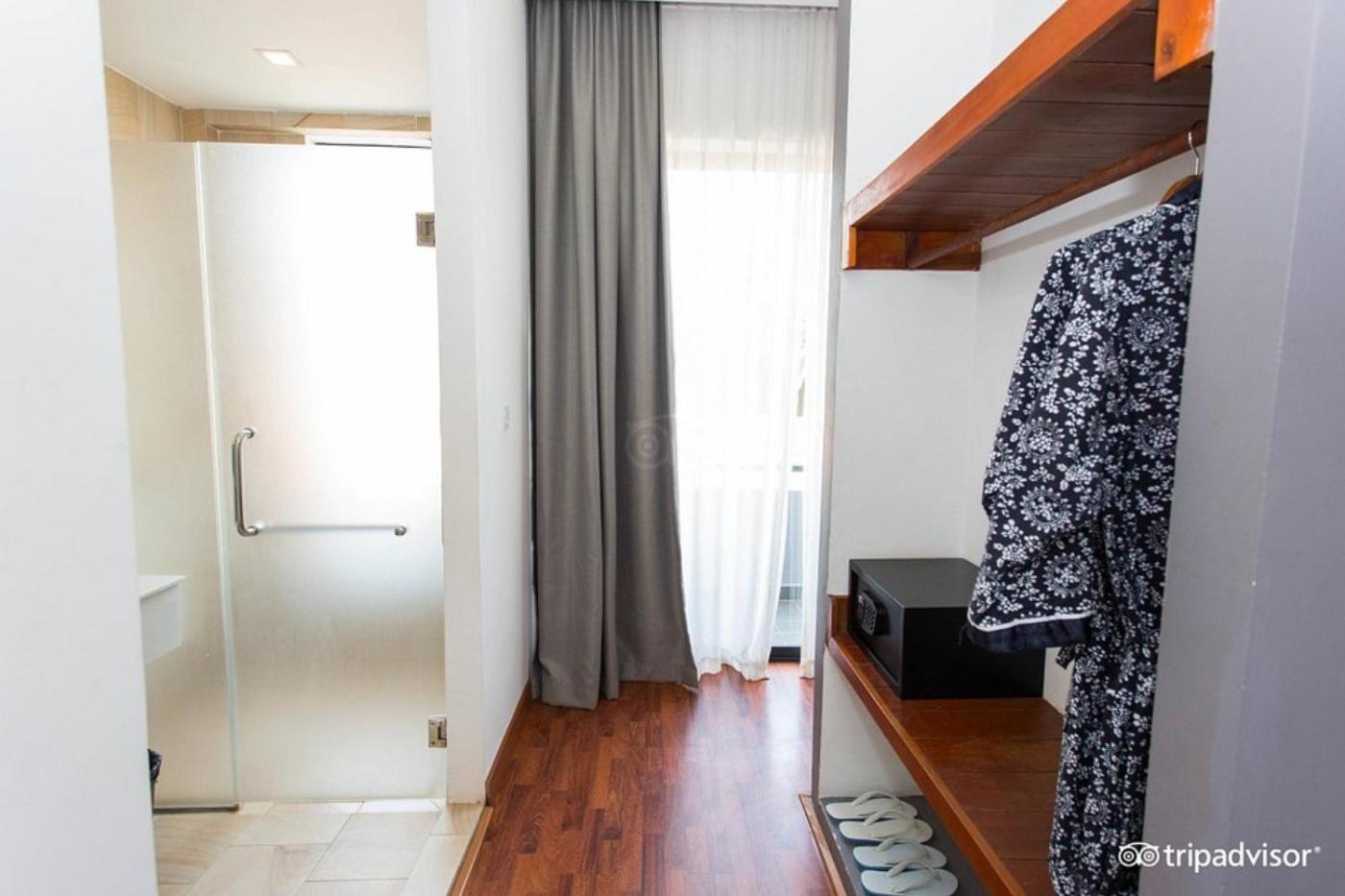 Double Room with Pool View - Photo 8
