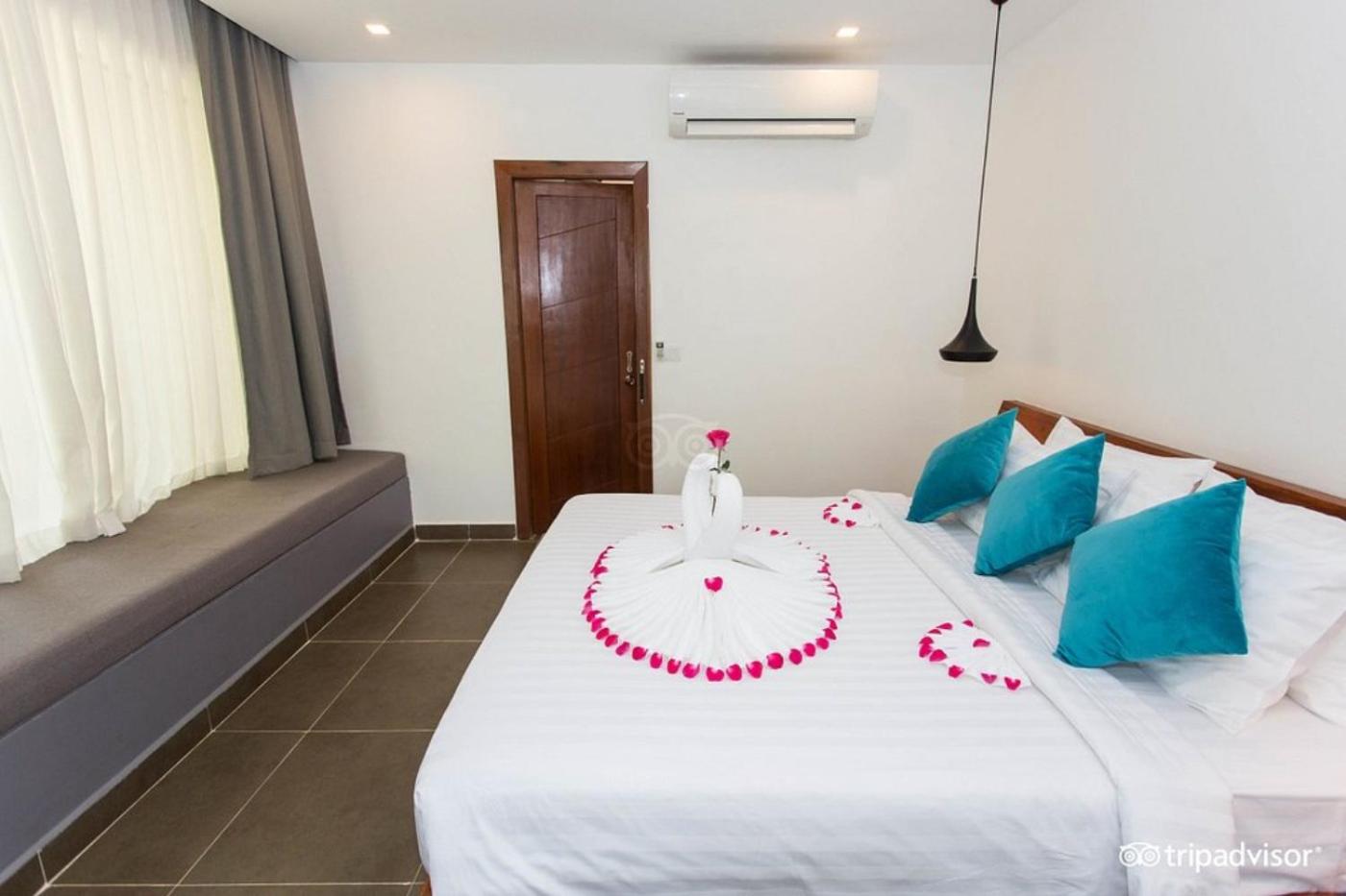 Double or Twin Room with Pool View - Photo 21