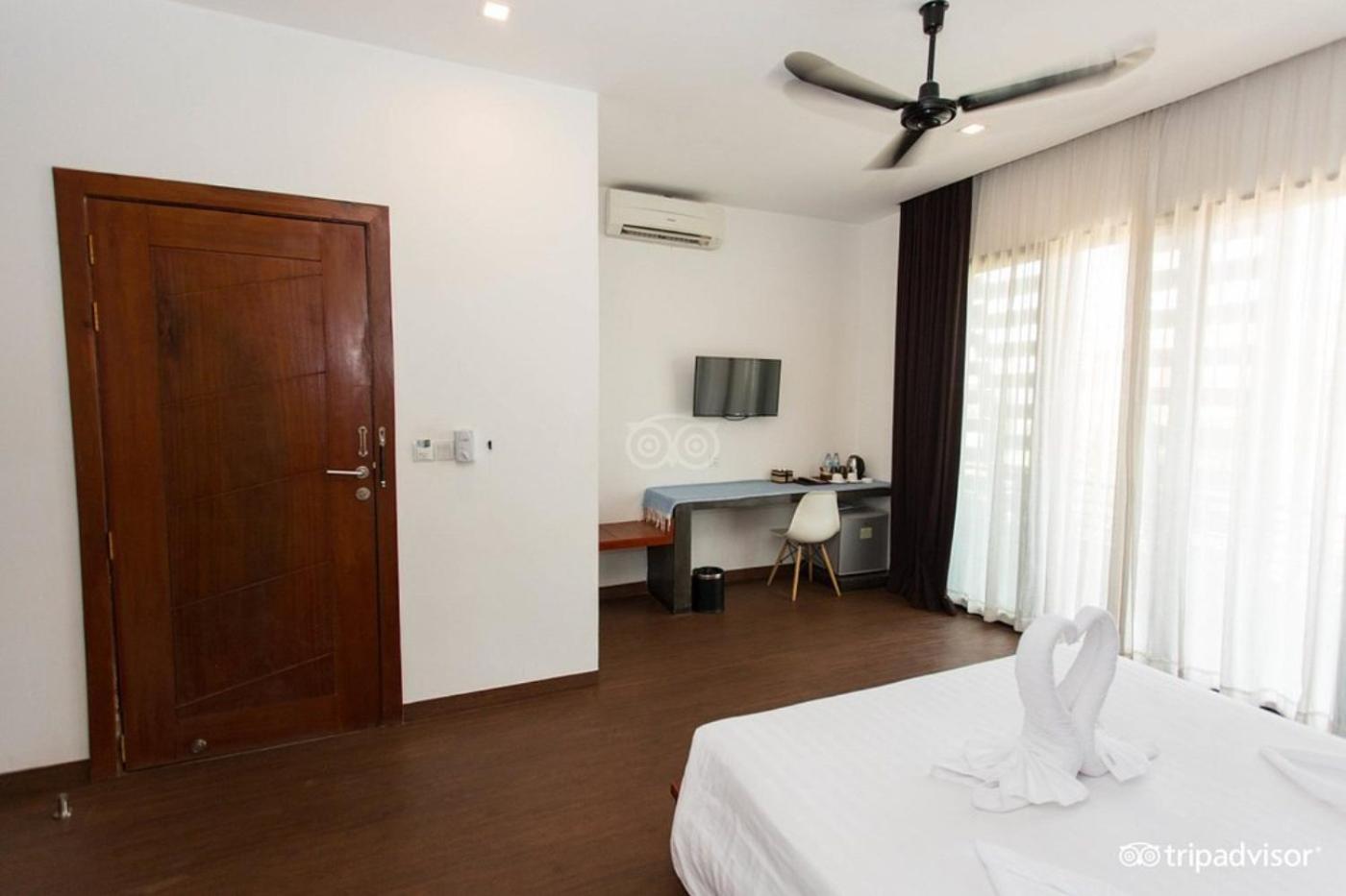 Deluxe Double Room with Balcony - Photo 27
