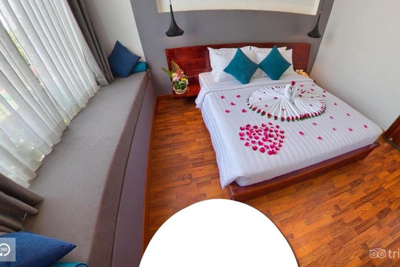 Double Room with Pool View - Photo 10