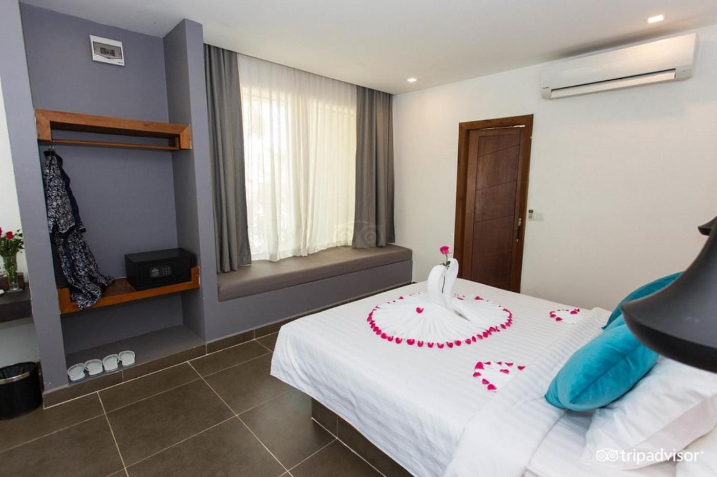 Double or Twin Room with Pool View - Photo 23