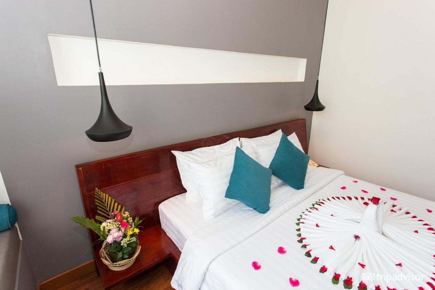 Double Room with Pool View - Photo 12