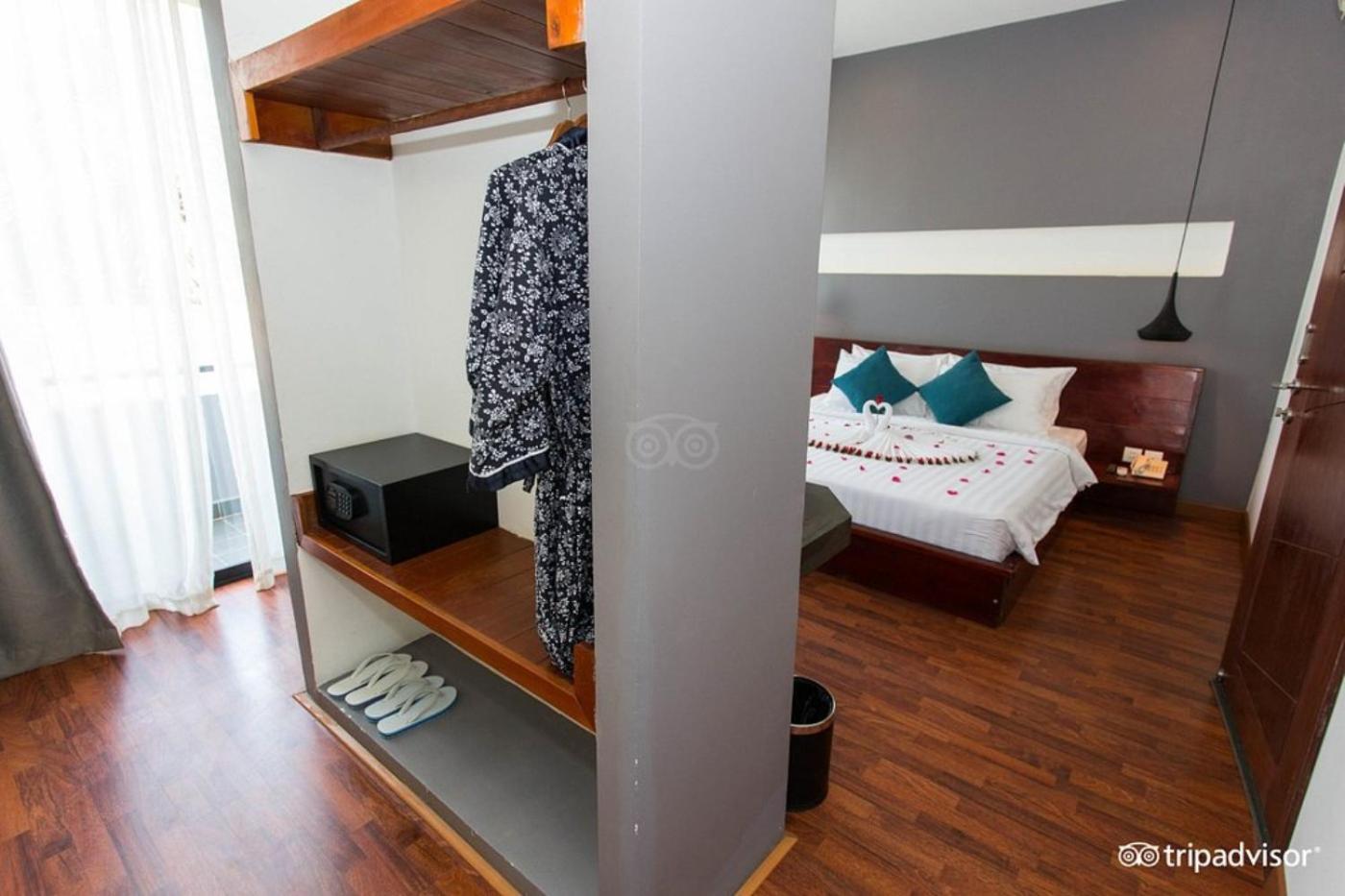 Double Room with Pool View - Photo 13