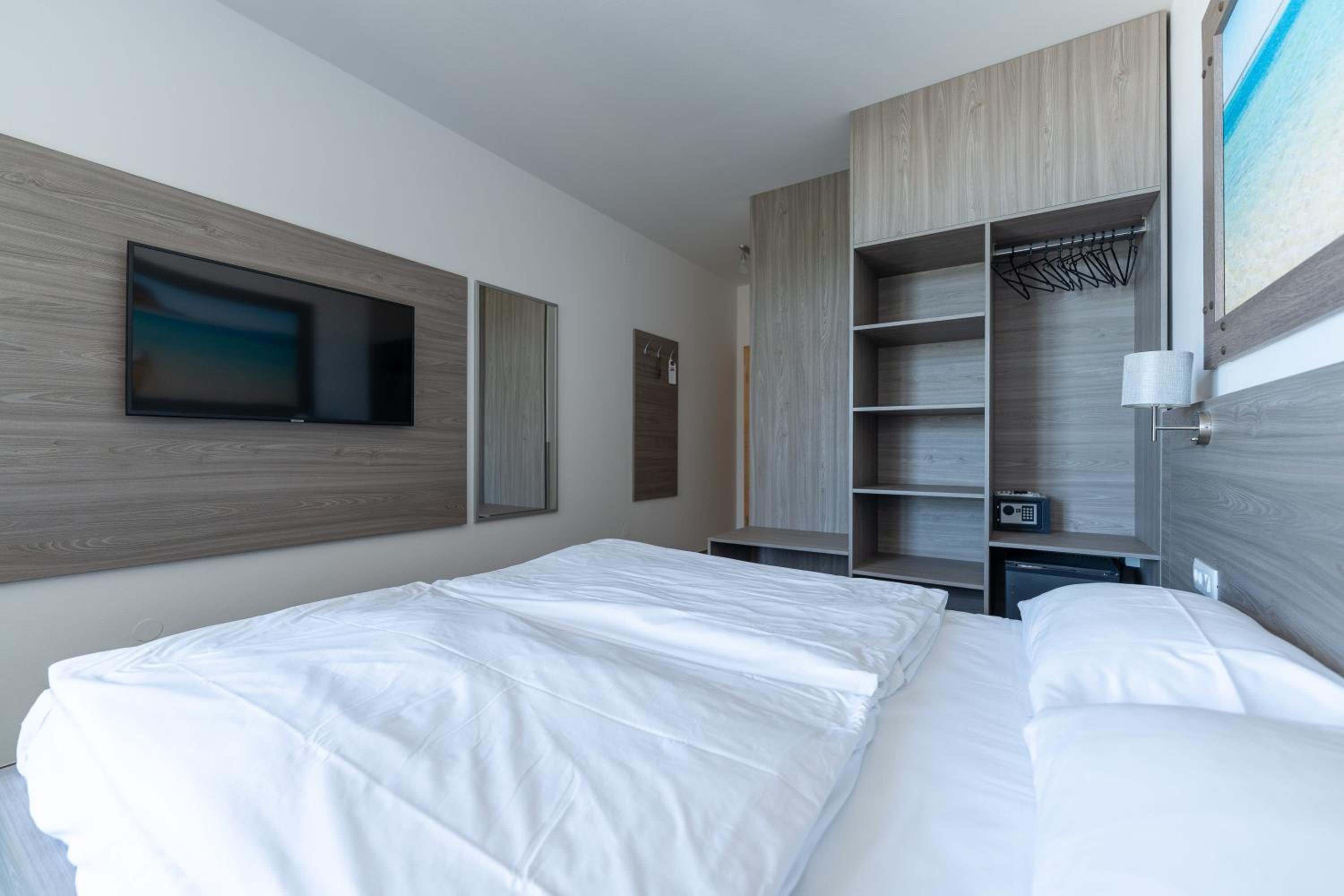 Double Room with Sea and Lake View - Photo 2