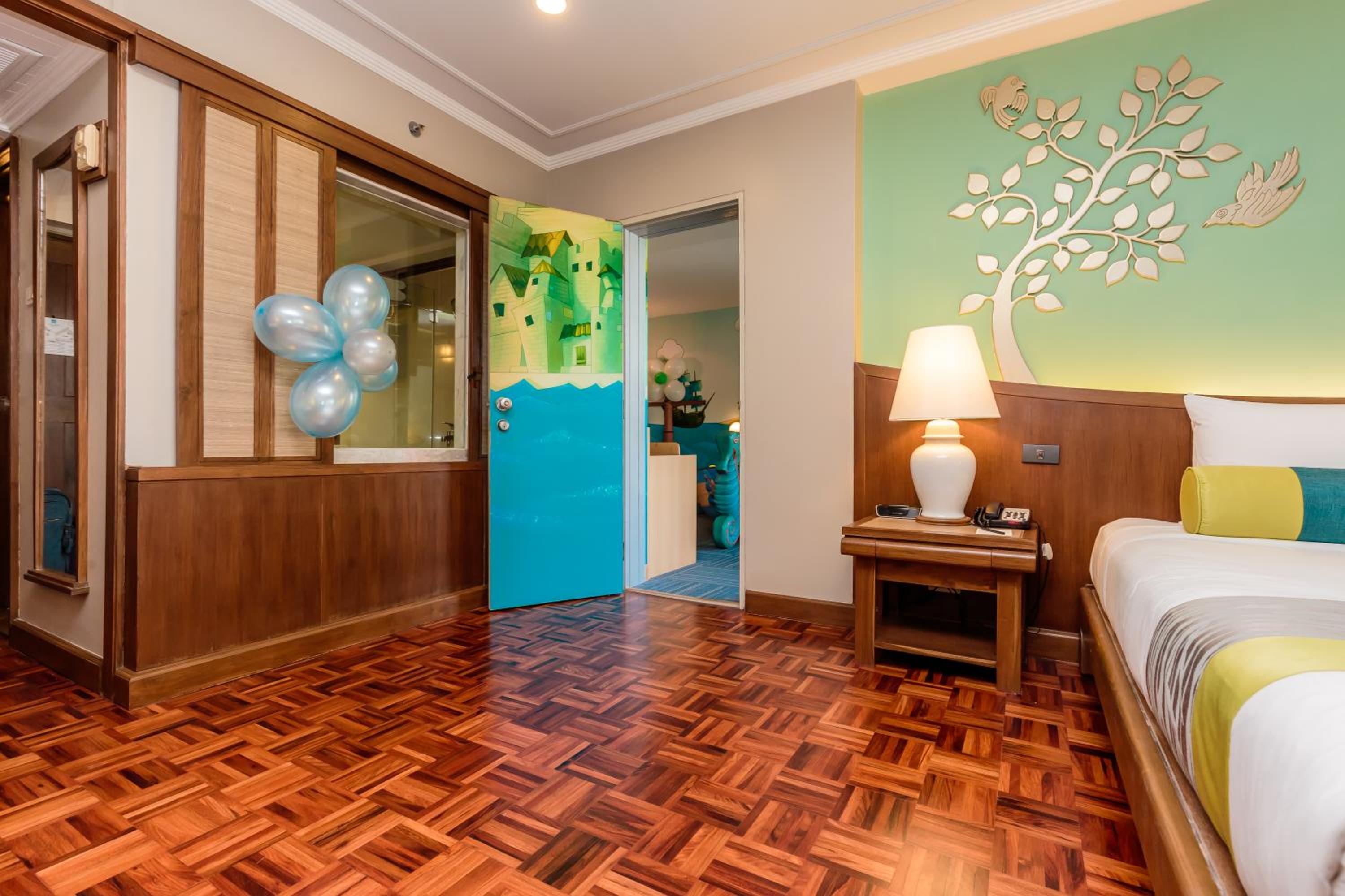 Deluxe Family Room - Photo 2