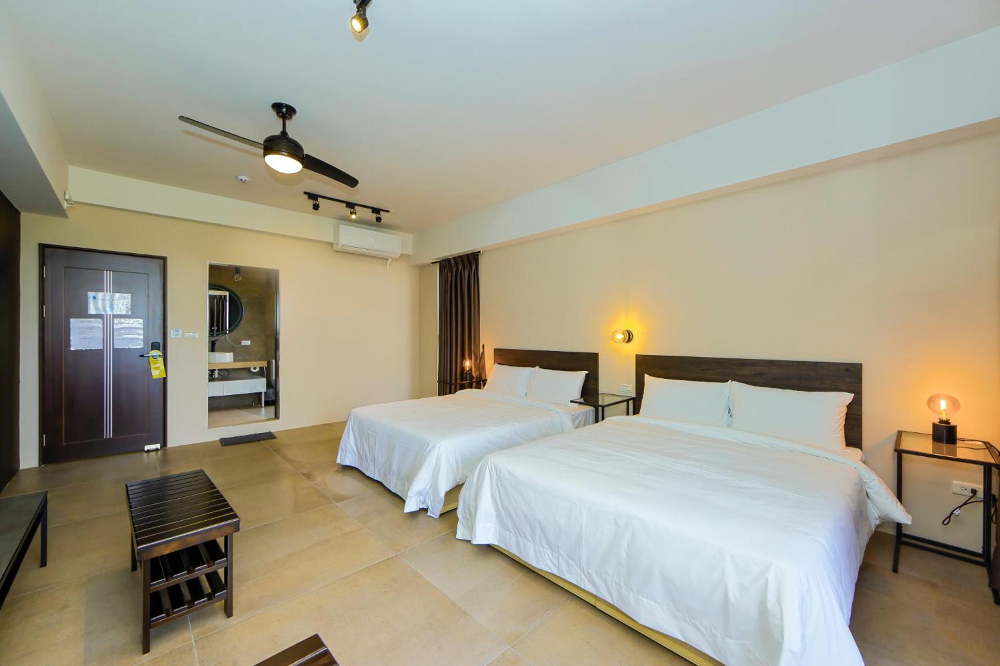 Quadruple Room with Balcony - Photo 8