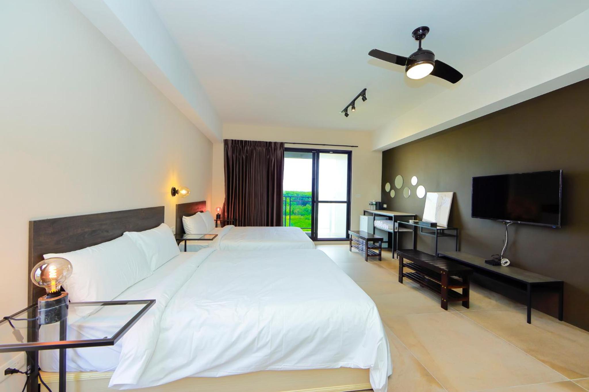 Quadruple Room with Balcony - Photo 6