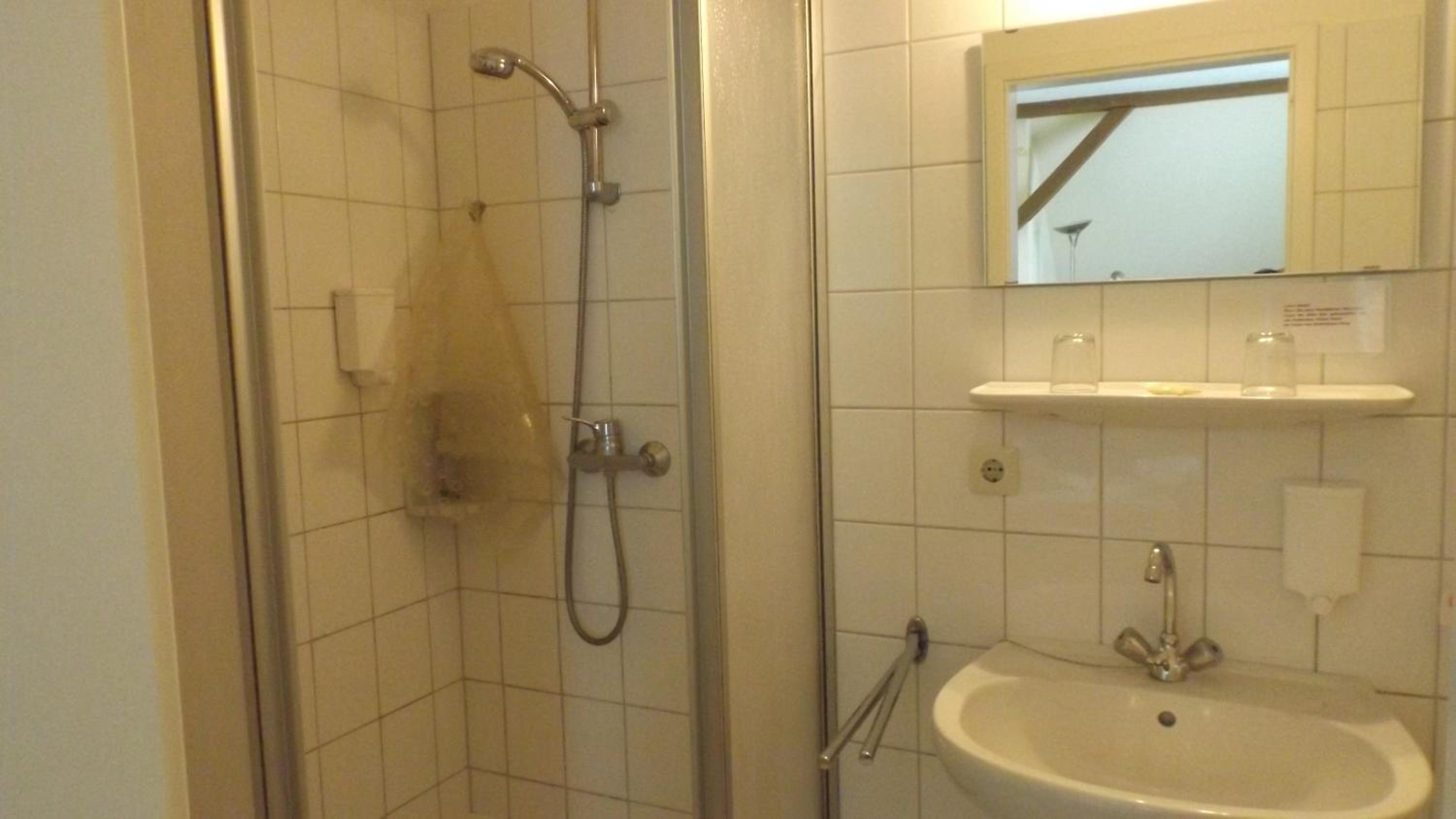 Double Room with Private Bathroom - Photo 8