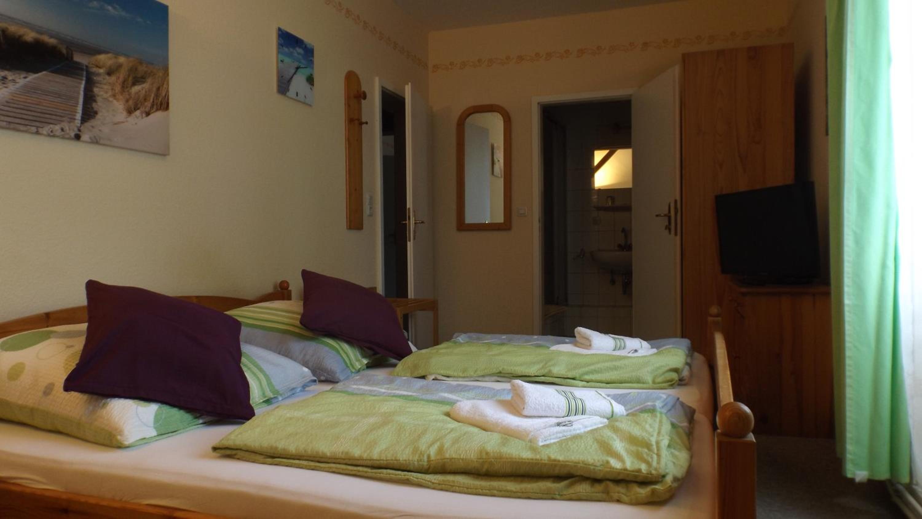 Double Room with Private Bathroom - Photo 9