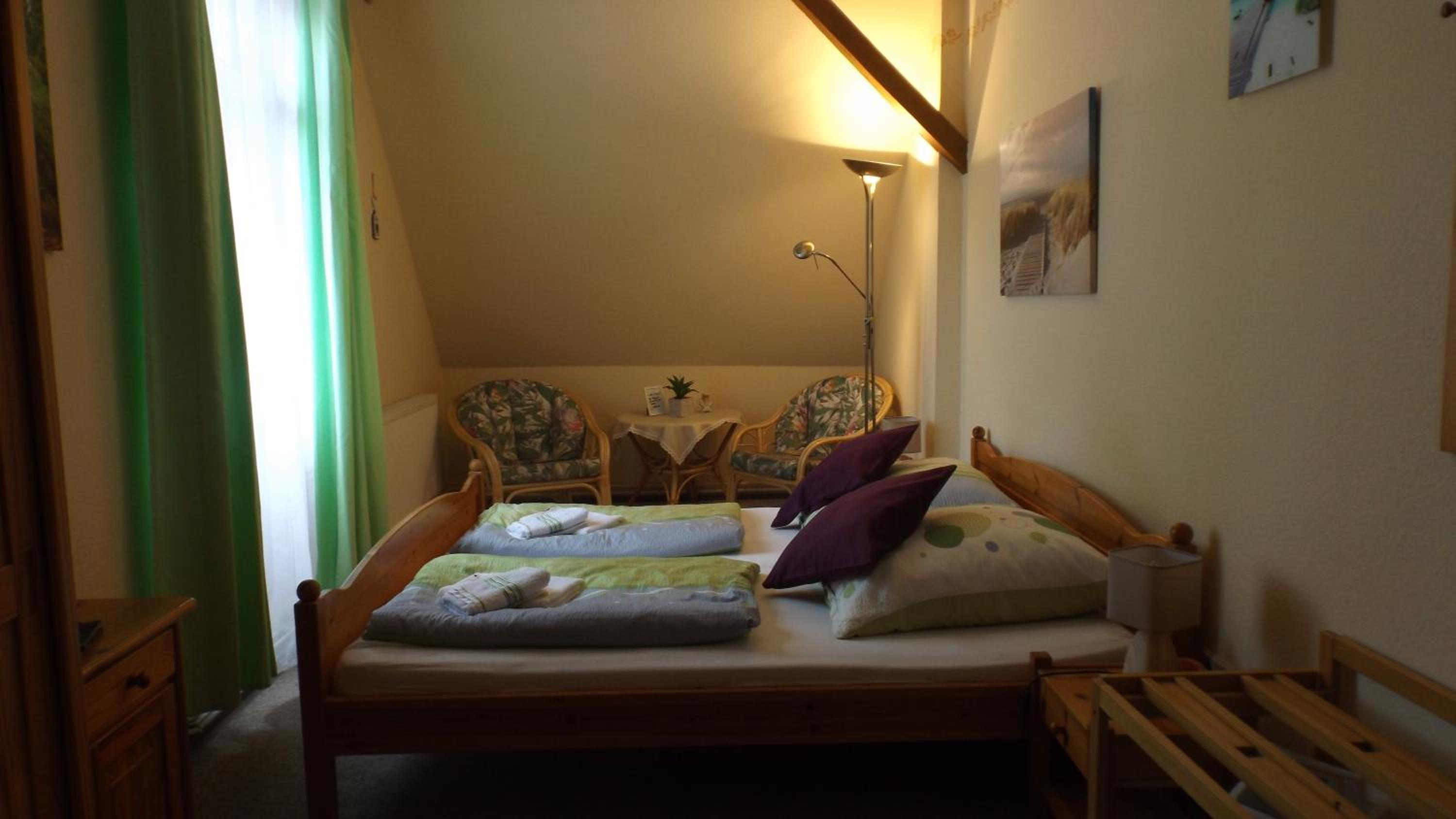 Double Room with Private Bathroom - Photo 10