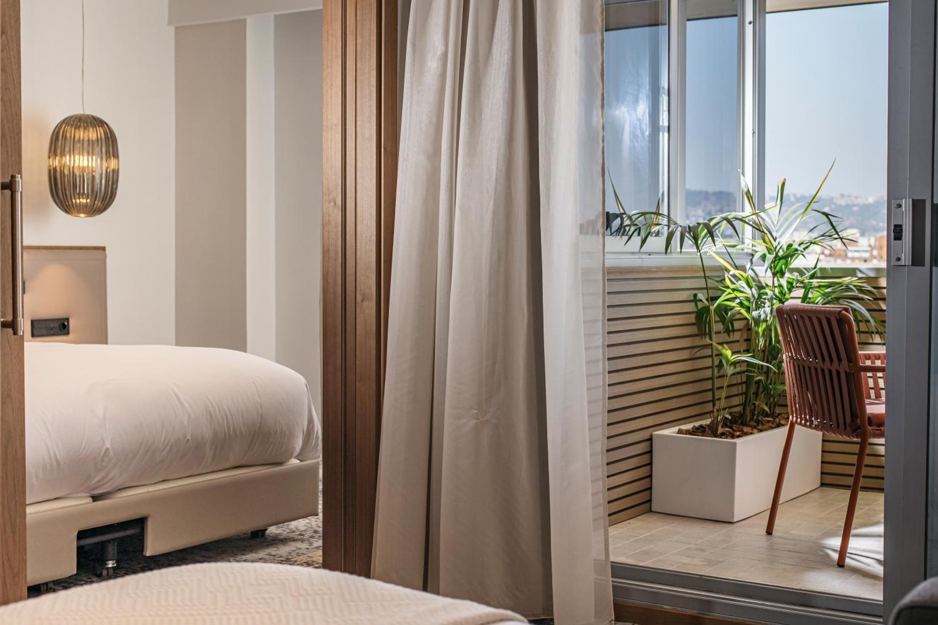 One-Bedroom King Suite with Sofa Bed and Balcony photo 2