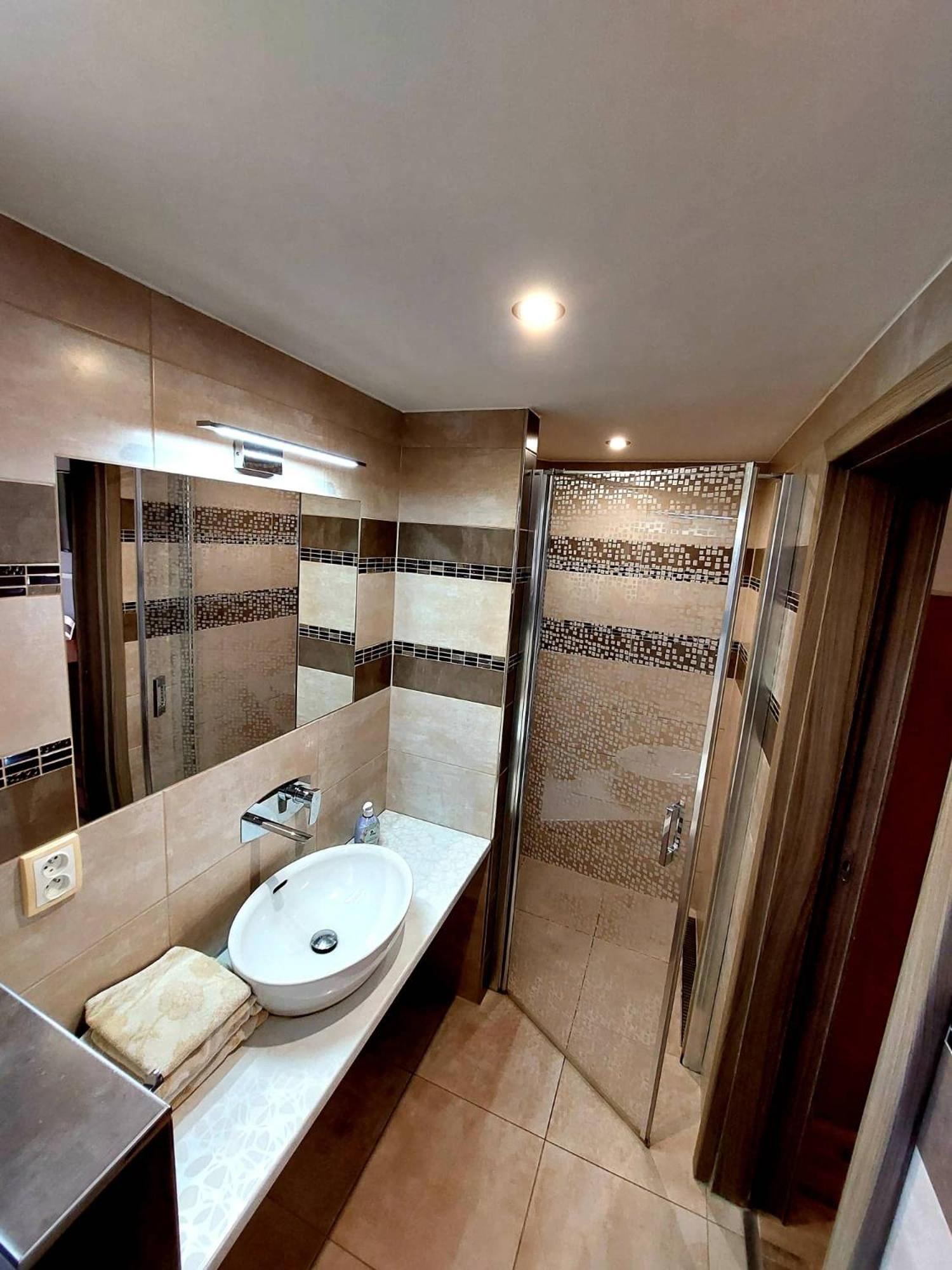 Standard Double or Twin Room - Photo 7
