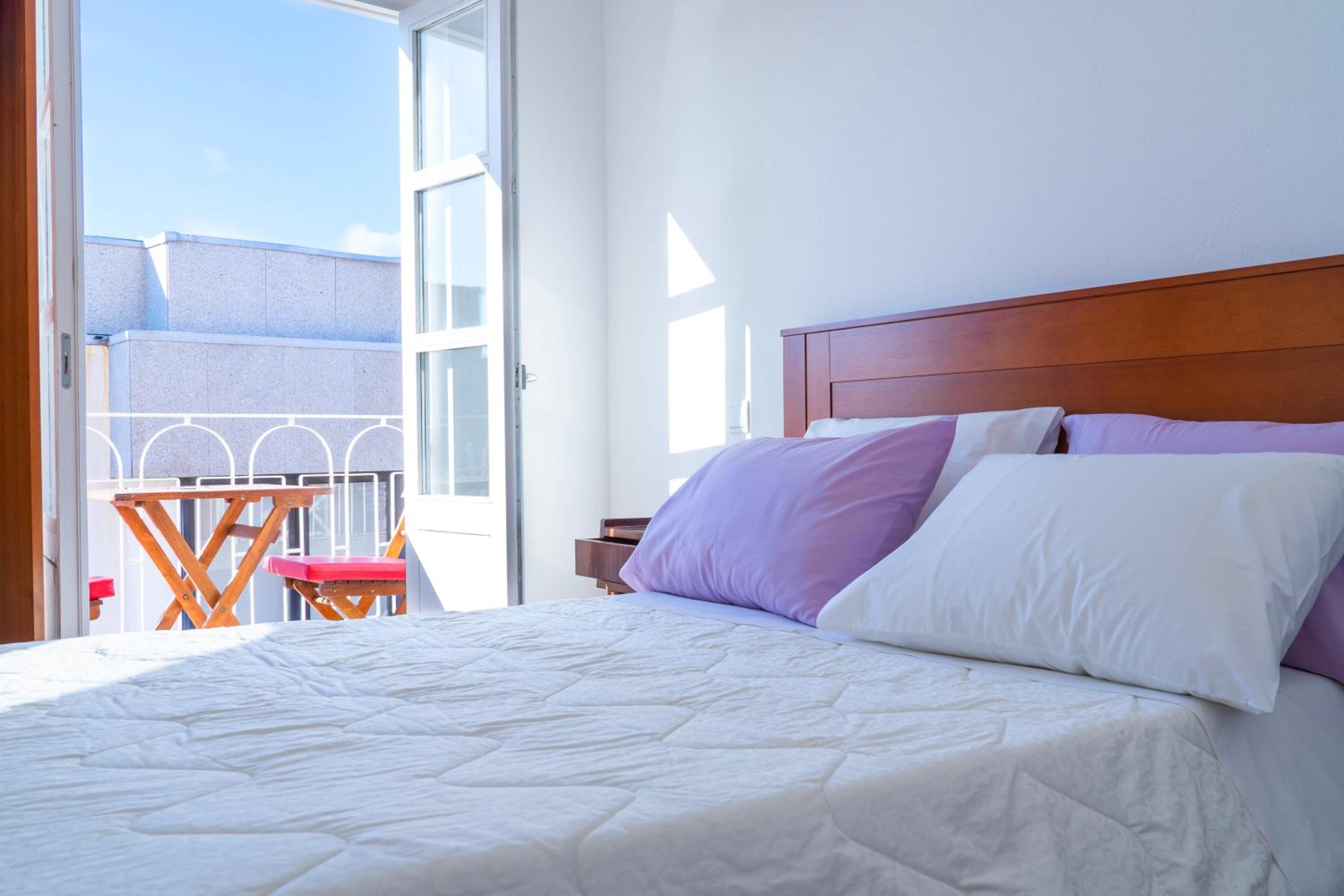 Double Room with Balcony - Photo 4