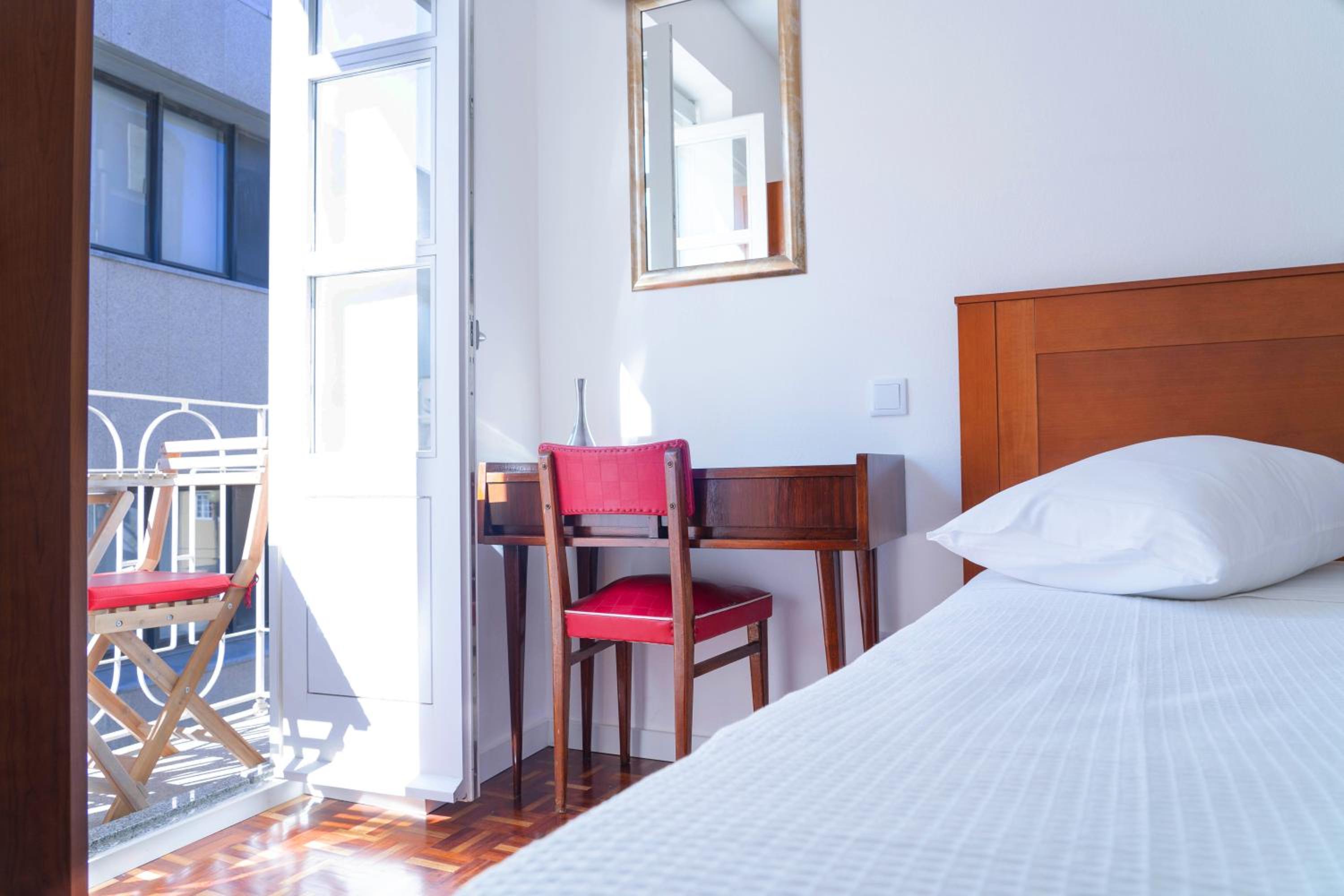 Double Room with Balcony - Photo 6