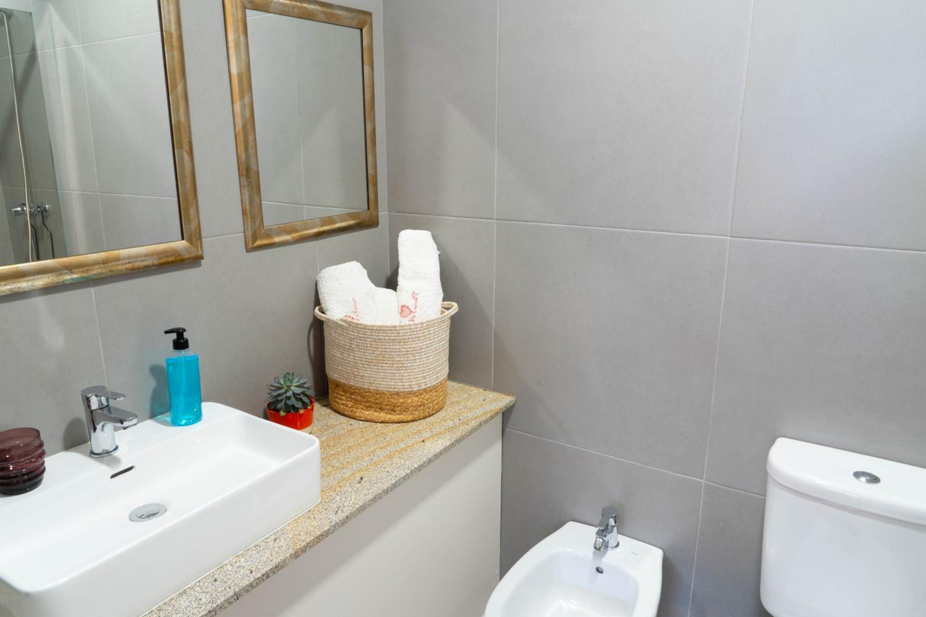 Double Room with Private Bathroom - Photo 2