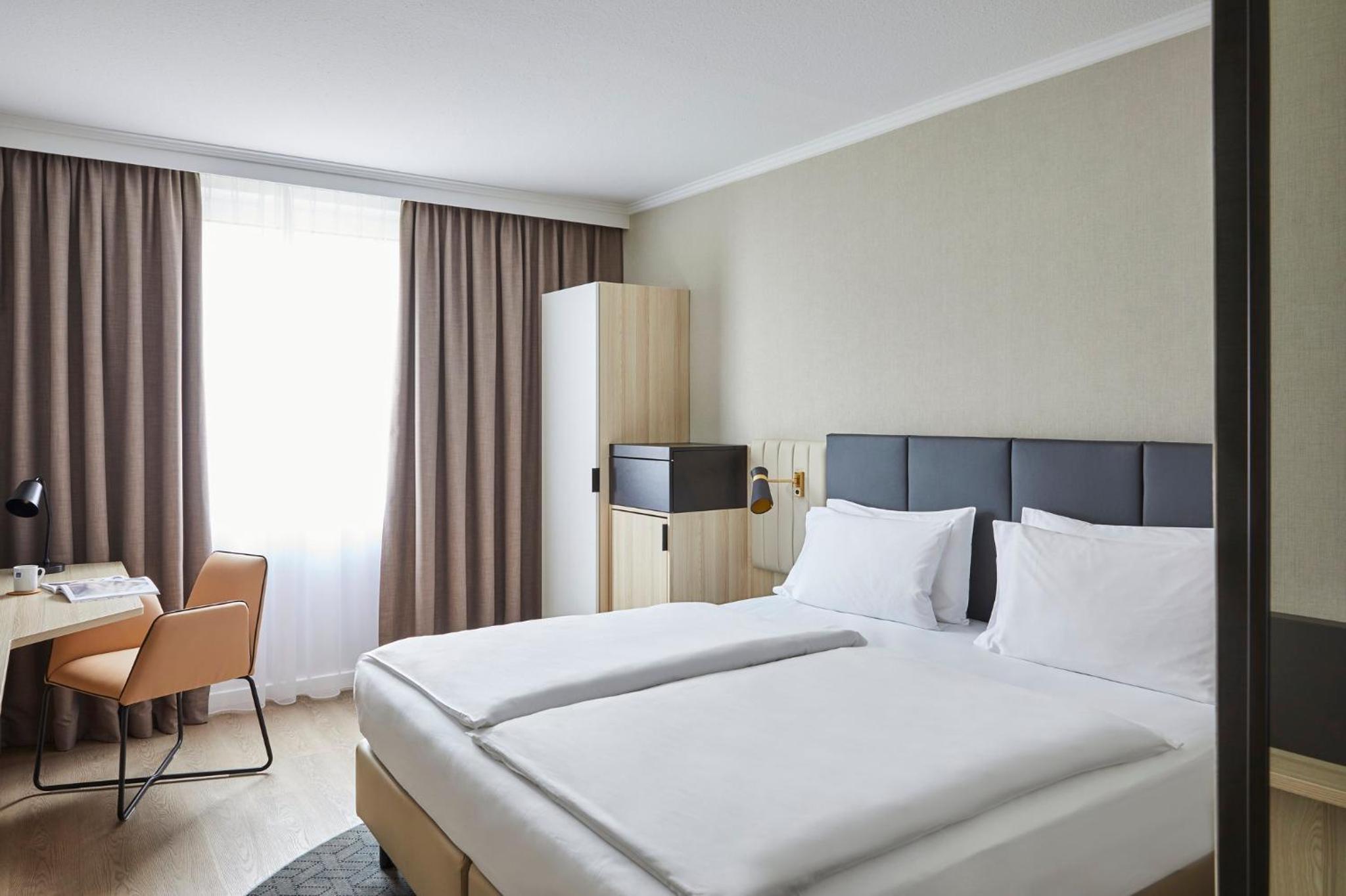 Standard King Room - Photo 7