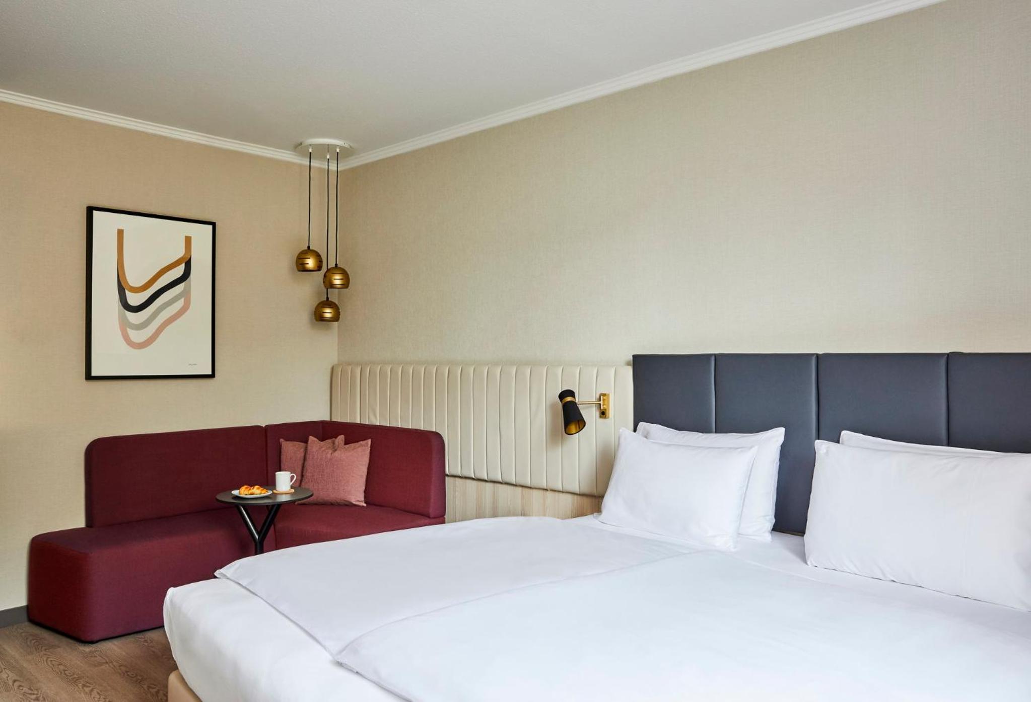 Premium King Room - Photo 9