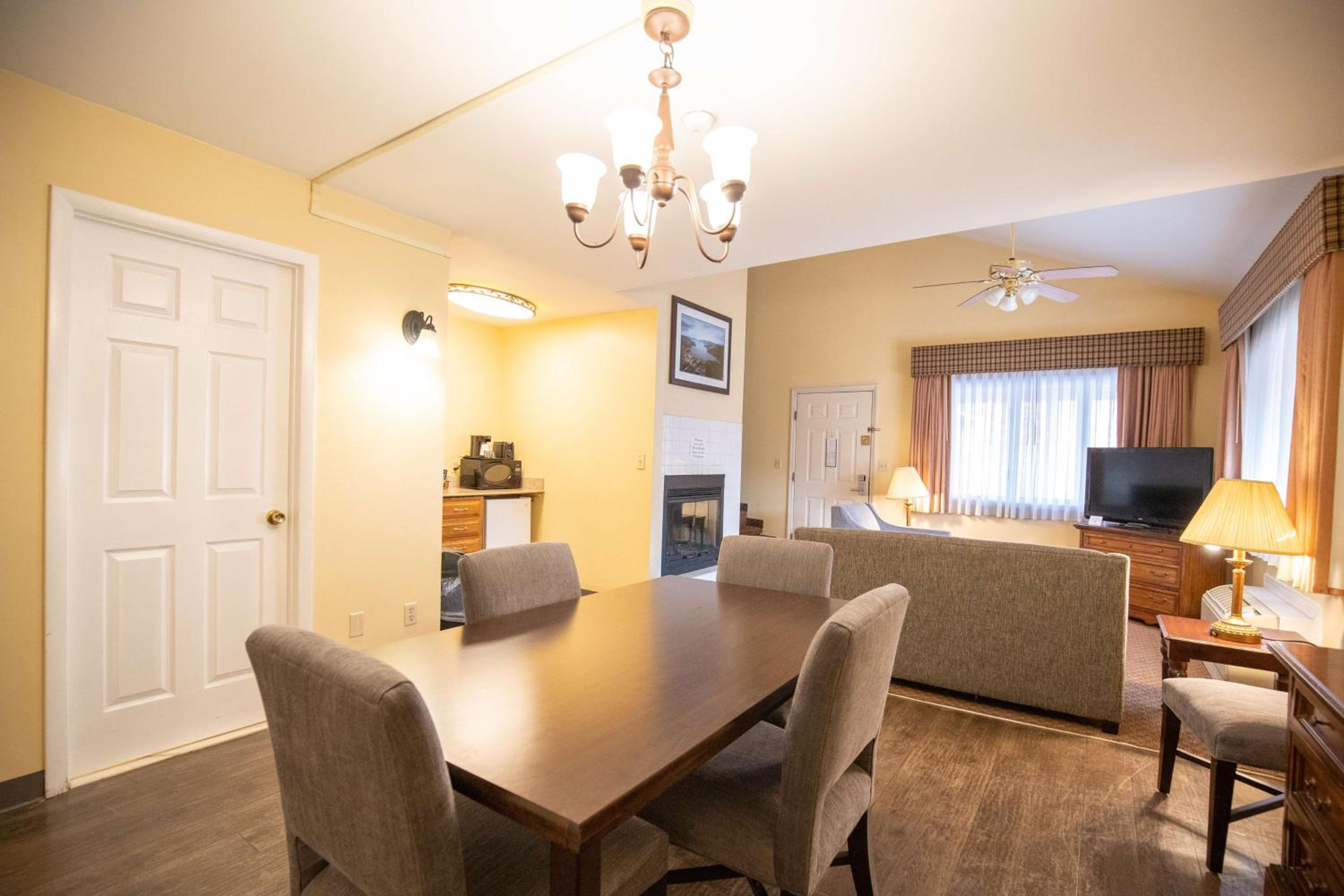 Suite - Photo 10