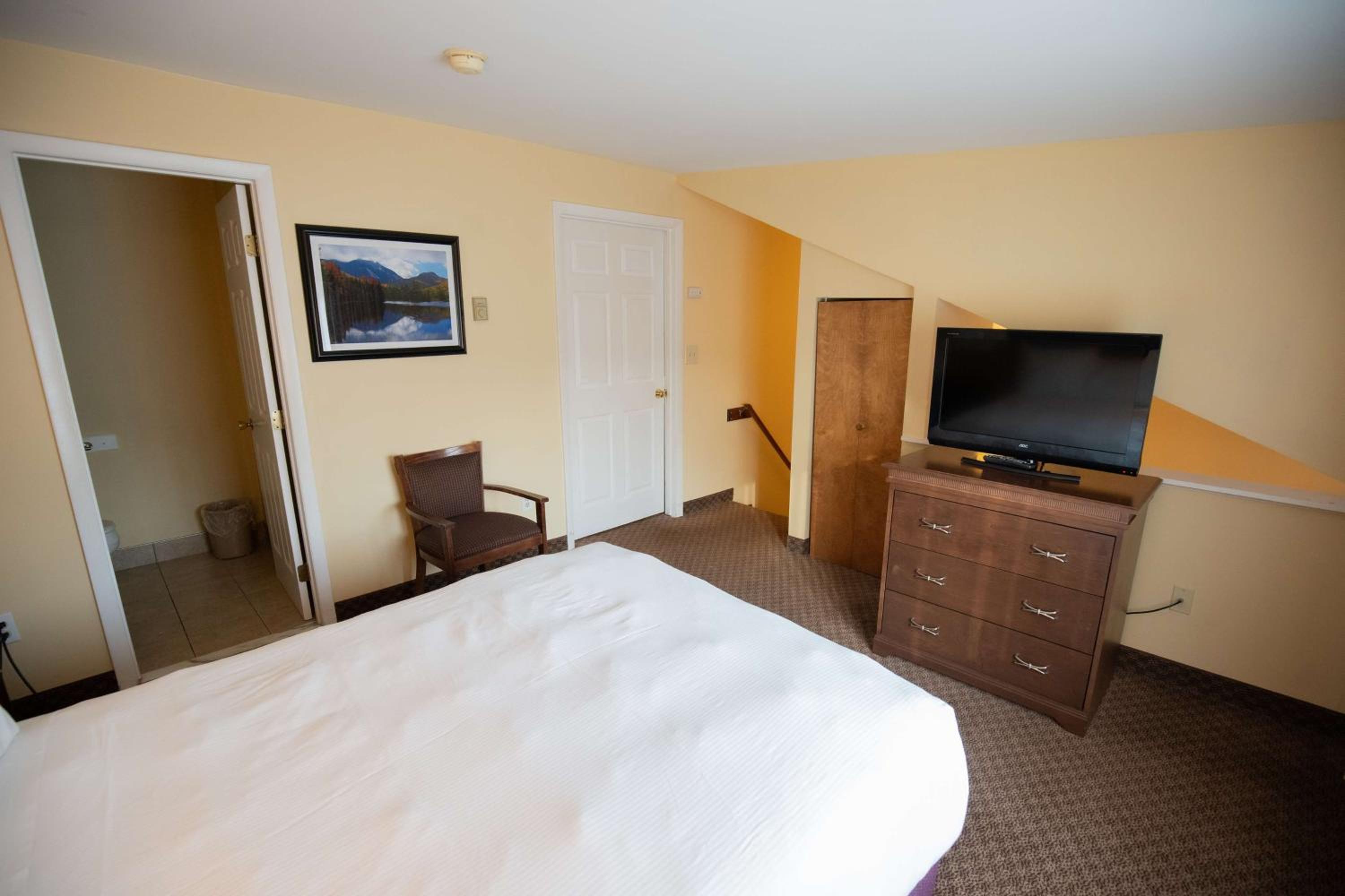 Suite - Photo 13