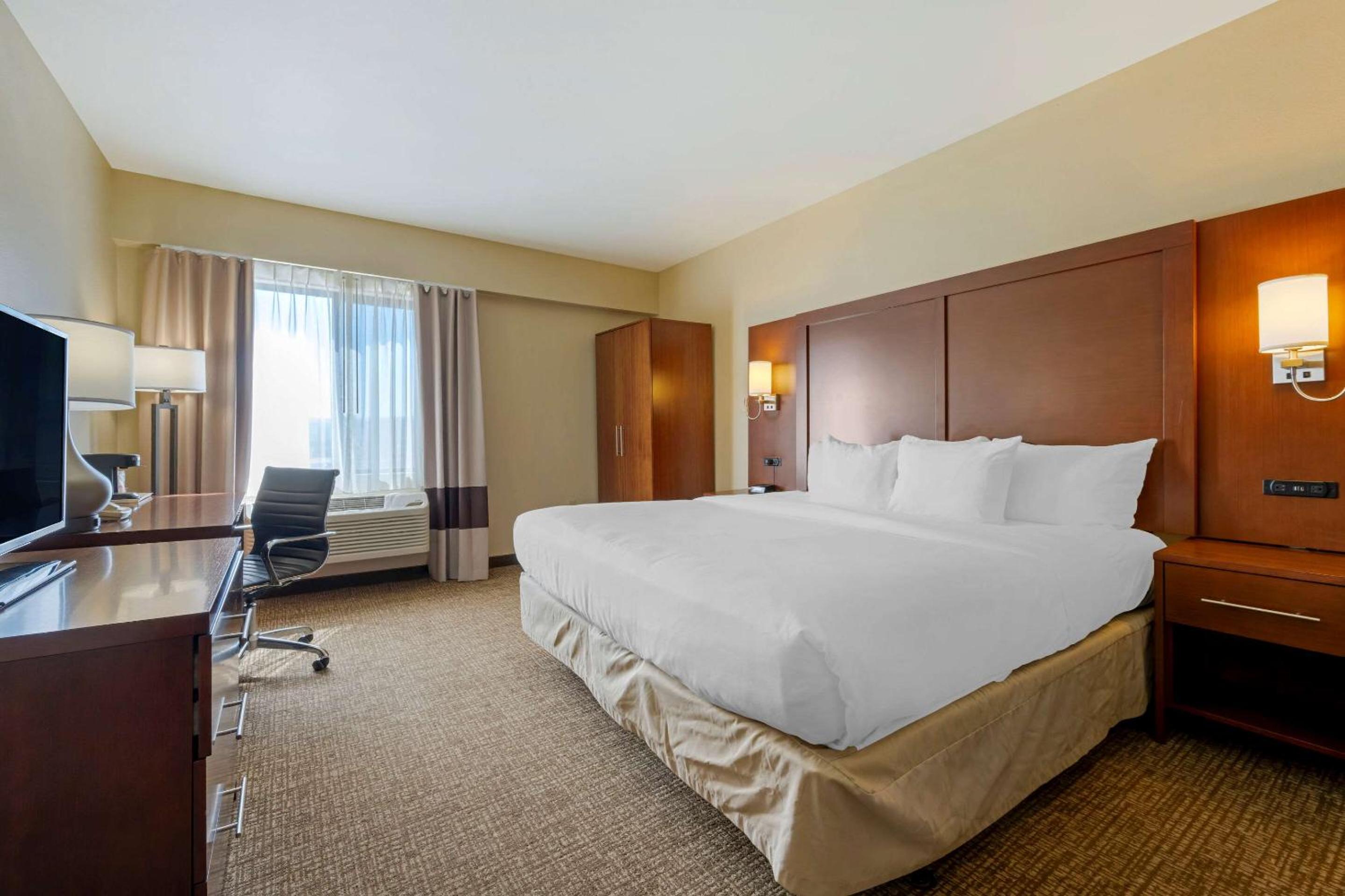 King Room - Accessible/Non-Smoking - Photo 4