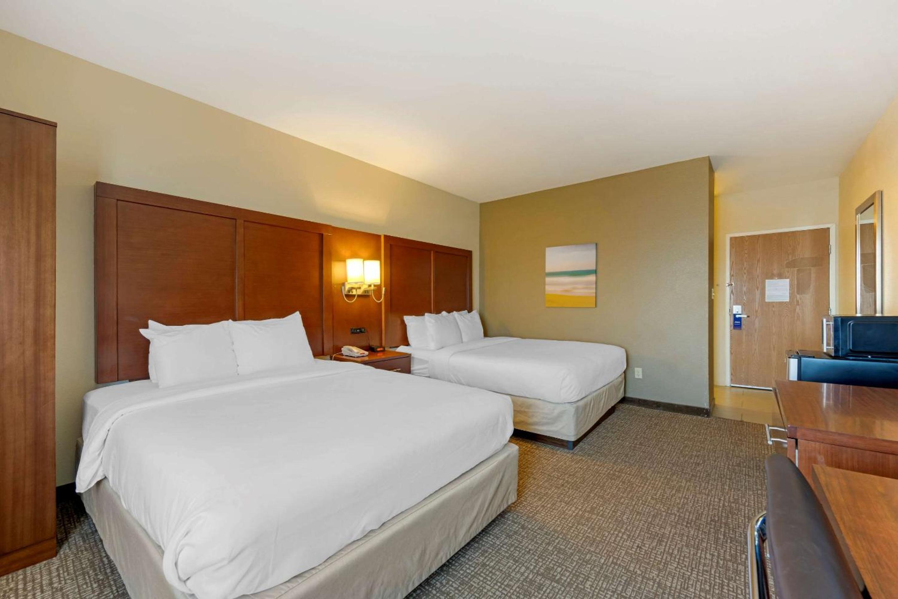Queen Room with Two Queen Beds - Non-Smoking - Photo 1
