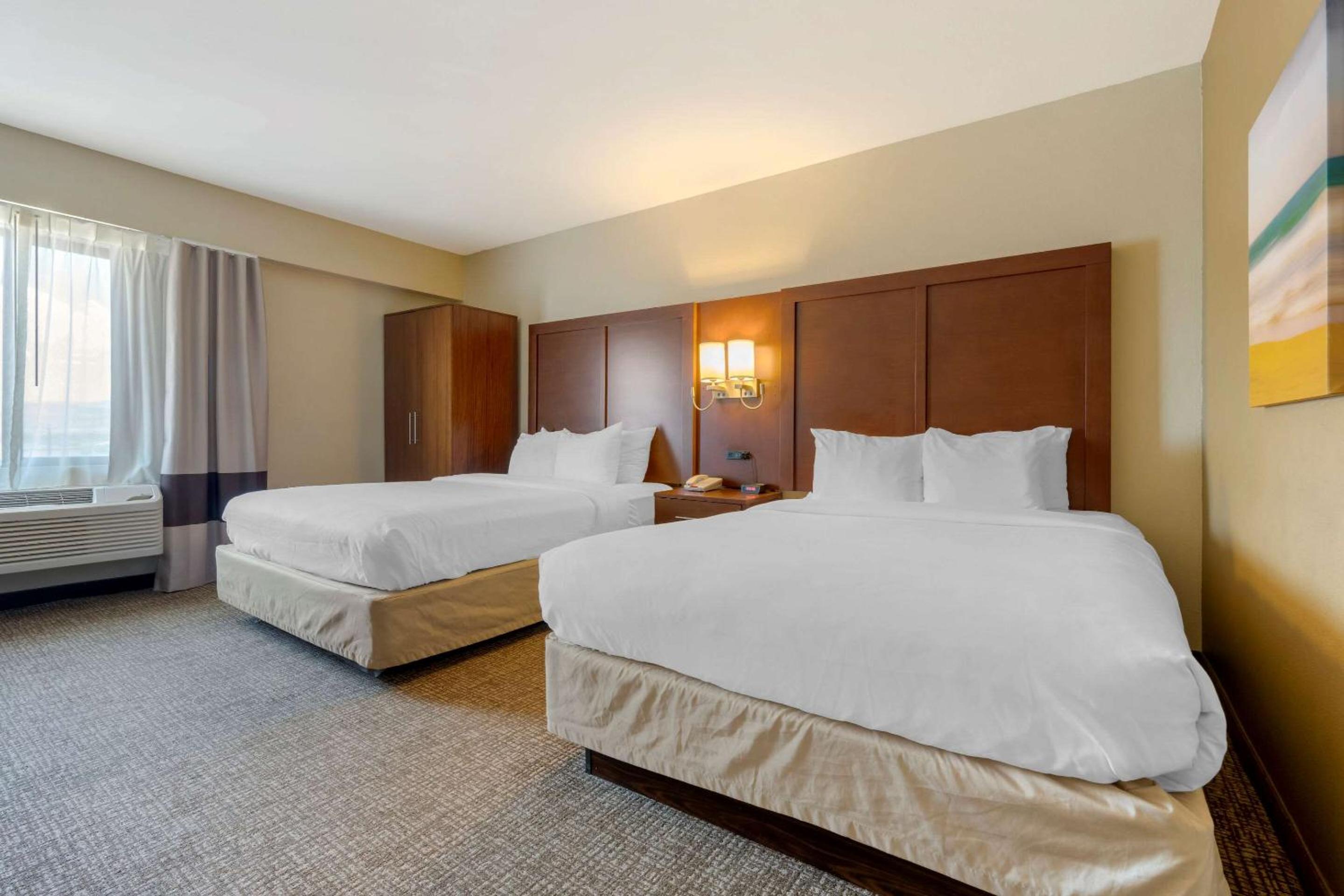 Queen Room with Two Queen Beds - Non-Smoking - Photo 2
